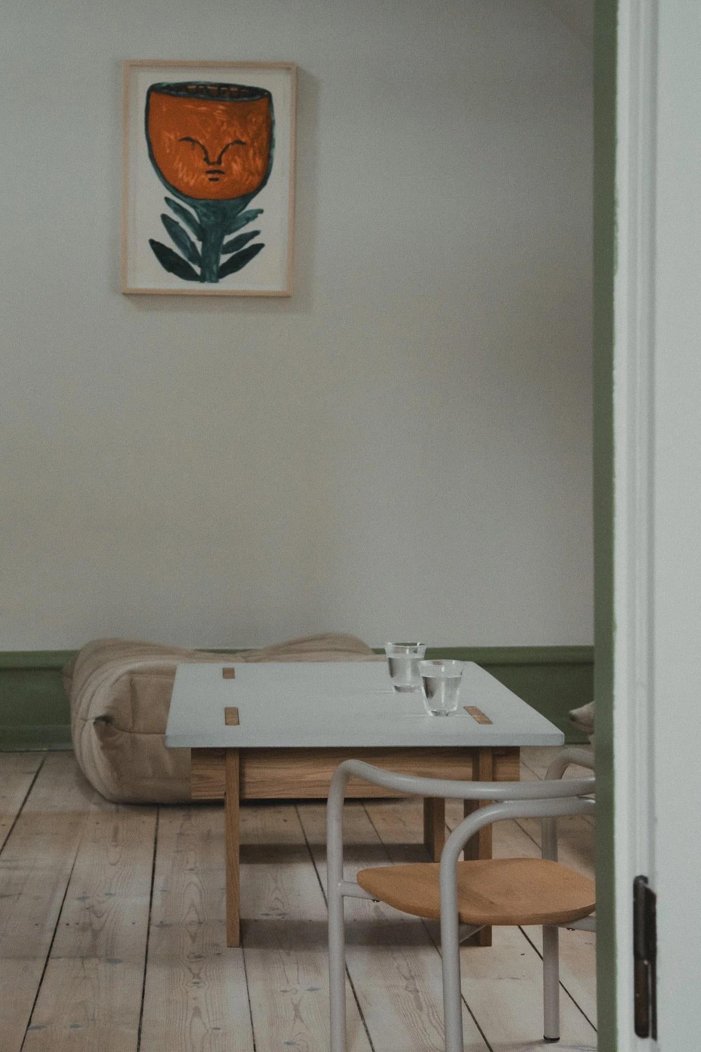 Danese Tavolino da caffè Arnold Furniture con piano in cemento chiaro e gambe in Oak chiaro in vendita