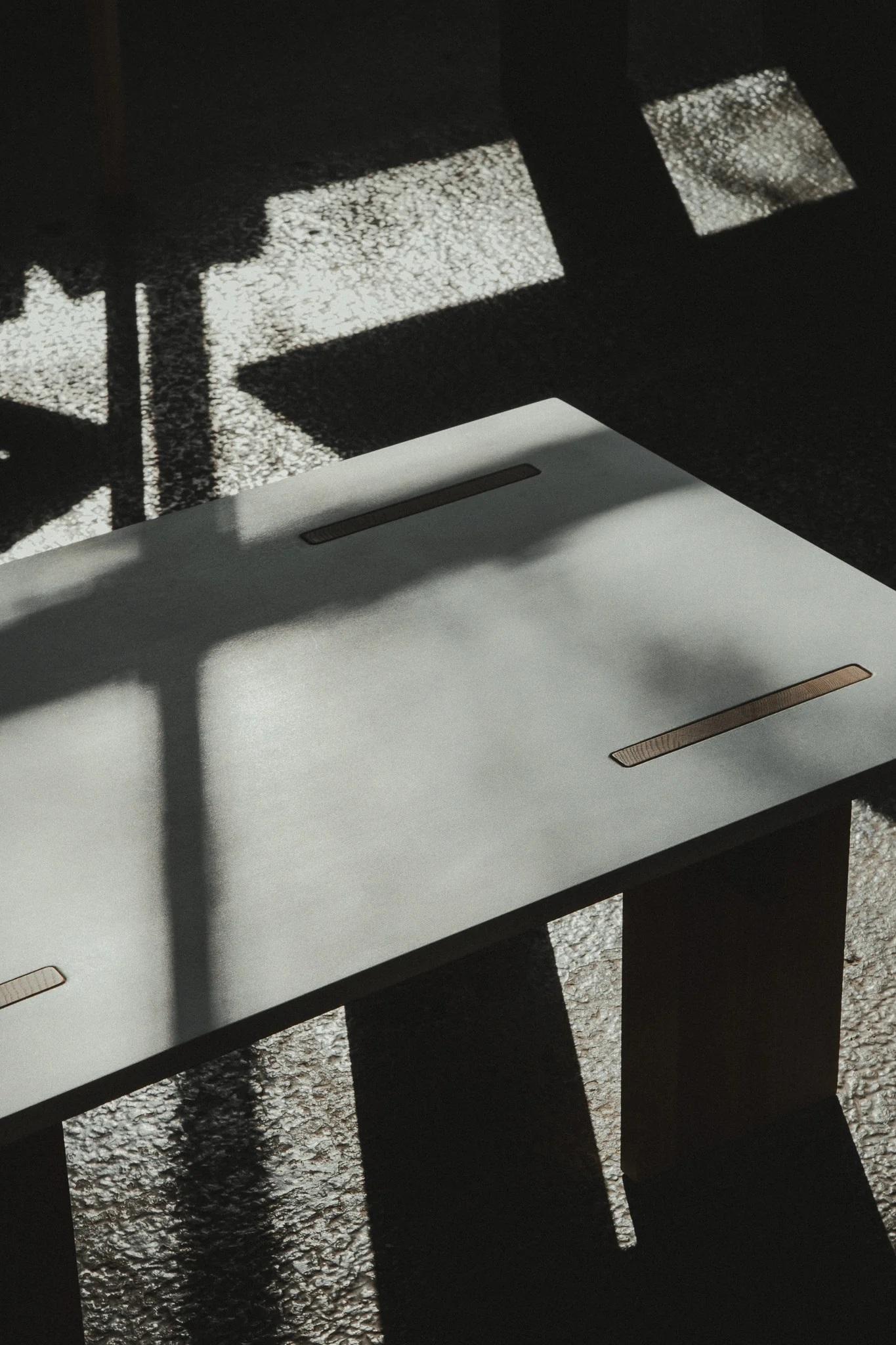 Tavolino da caffè Arnold Furniture con piano in cemento chiaro e gambe in Oak chiaro In condizioni Nuovo in vendita a Geneve, CH