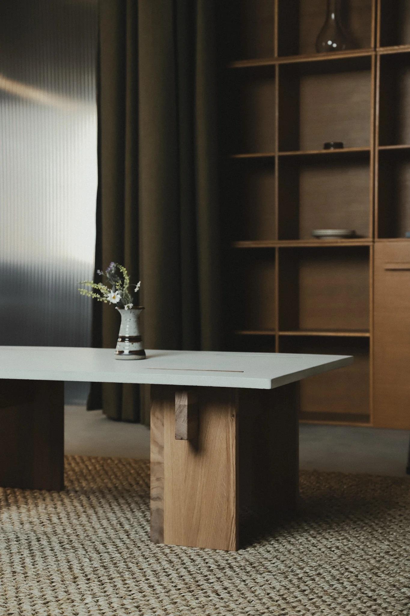 XXI secolo e contemporaneo Tavolino da caffè Arnold Furniture con piano in cemento chiaro e gambe in Oak chiaro in vendita