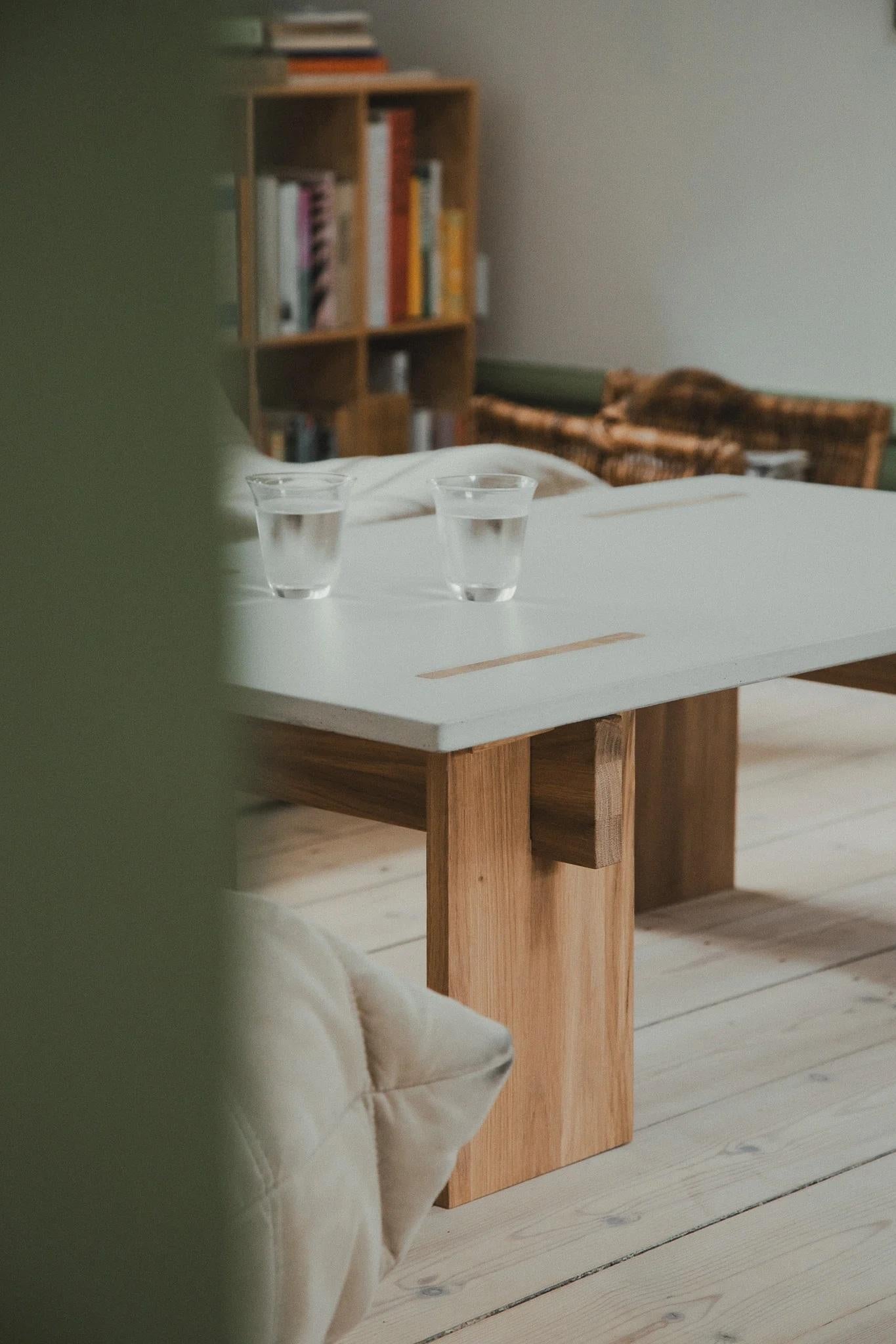 Calcestruzzo Tavolino da caffè Arnold Furniture con piano in cemento chiaro e gambe in Oak chiaro in vendita