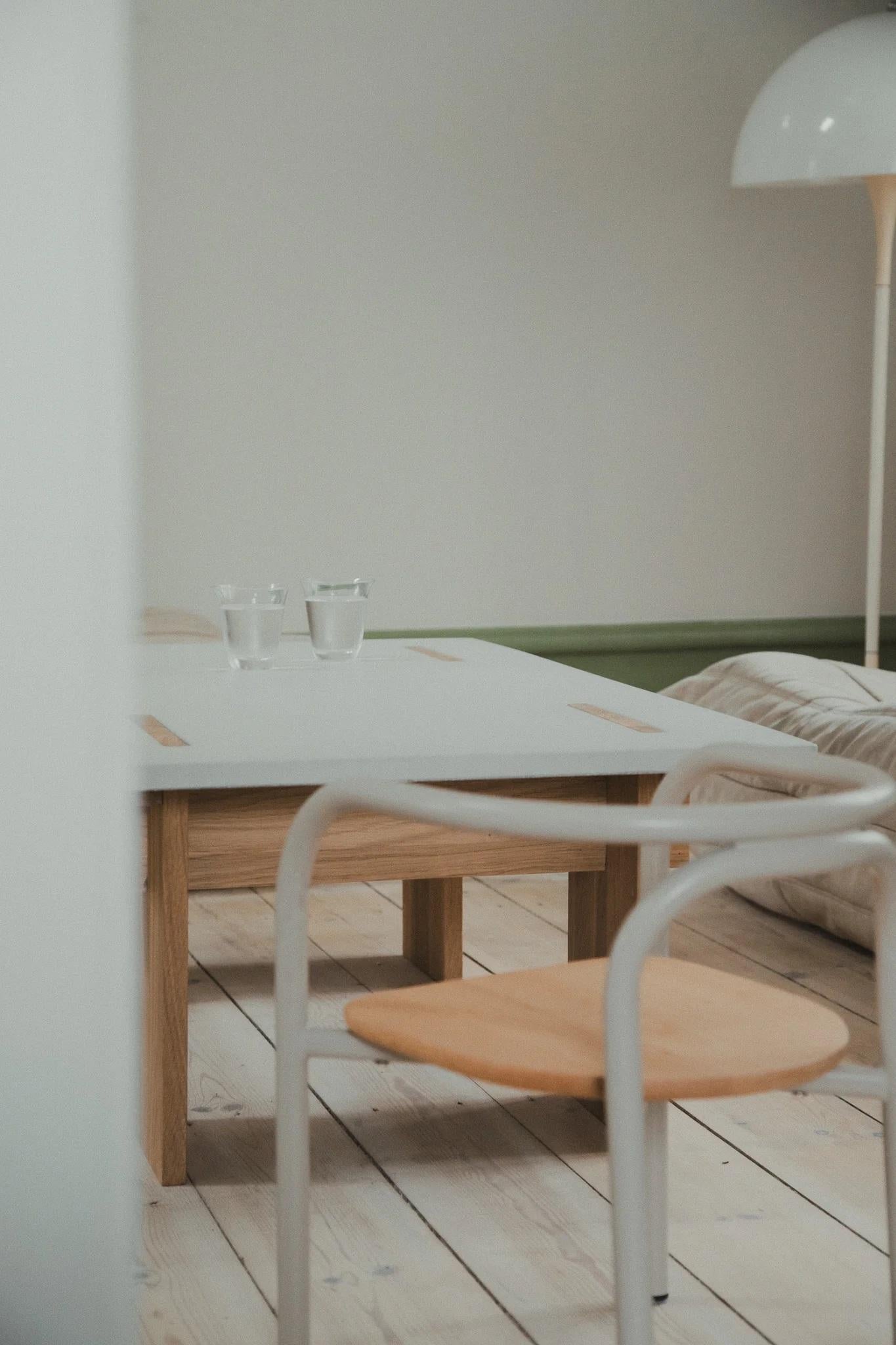 Tavolino da caffè Arnold Furniture con piano in cemento chiaro e gambe in Oak chiaro in vendita 1