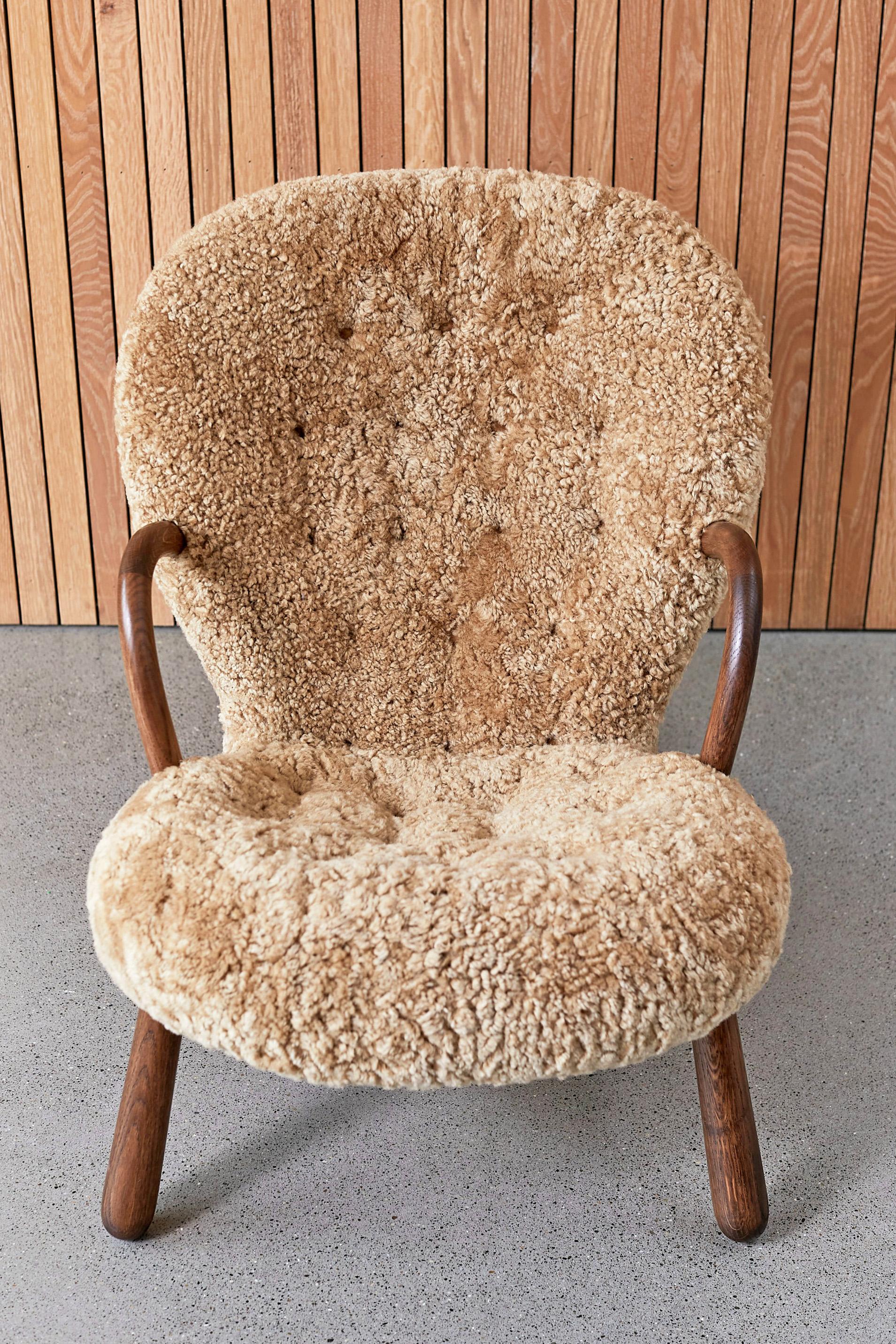 Réédition de la chaise Clam en peau de mouton d'Arnold Madsen en vente 8