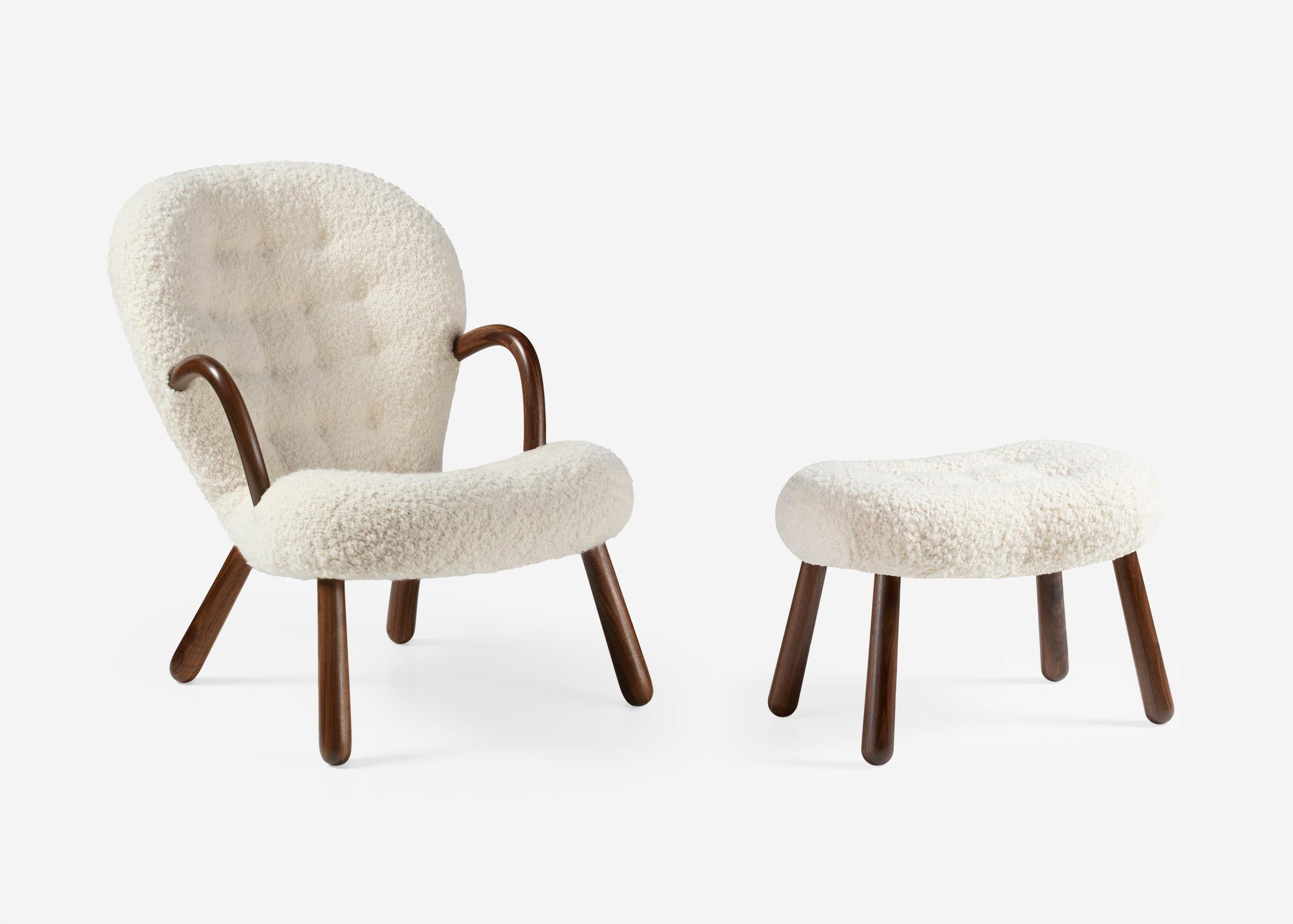 Offizielle Neuauflage des kultigen Clam Chair & Stool von Arnold Madsen.

Der Clam Chair wurde 1944 von dem dänischen Polsterer Arnold Madsen in Kopenhagen entworfen. 1945 gründete Arnold zusammen mit dem Tischler Henry Schubell die Möbelfirma