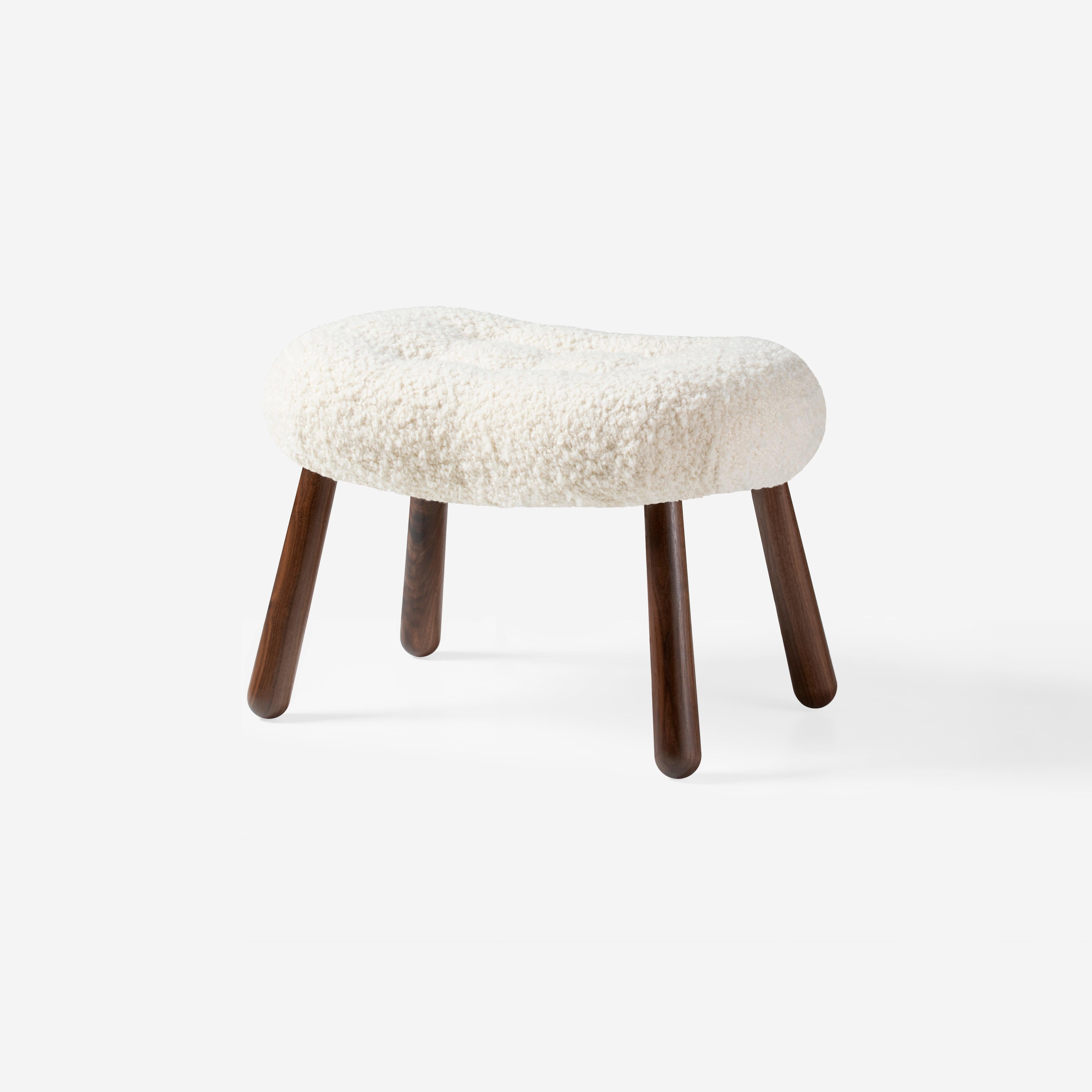 Arnold Madsen Boucle-Lampensessel und Hocker aus Boucle (21. Jahrhundert und zeitgenössisch) im Angebot