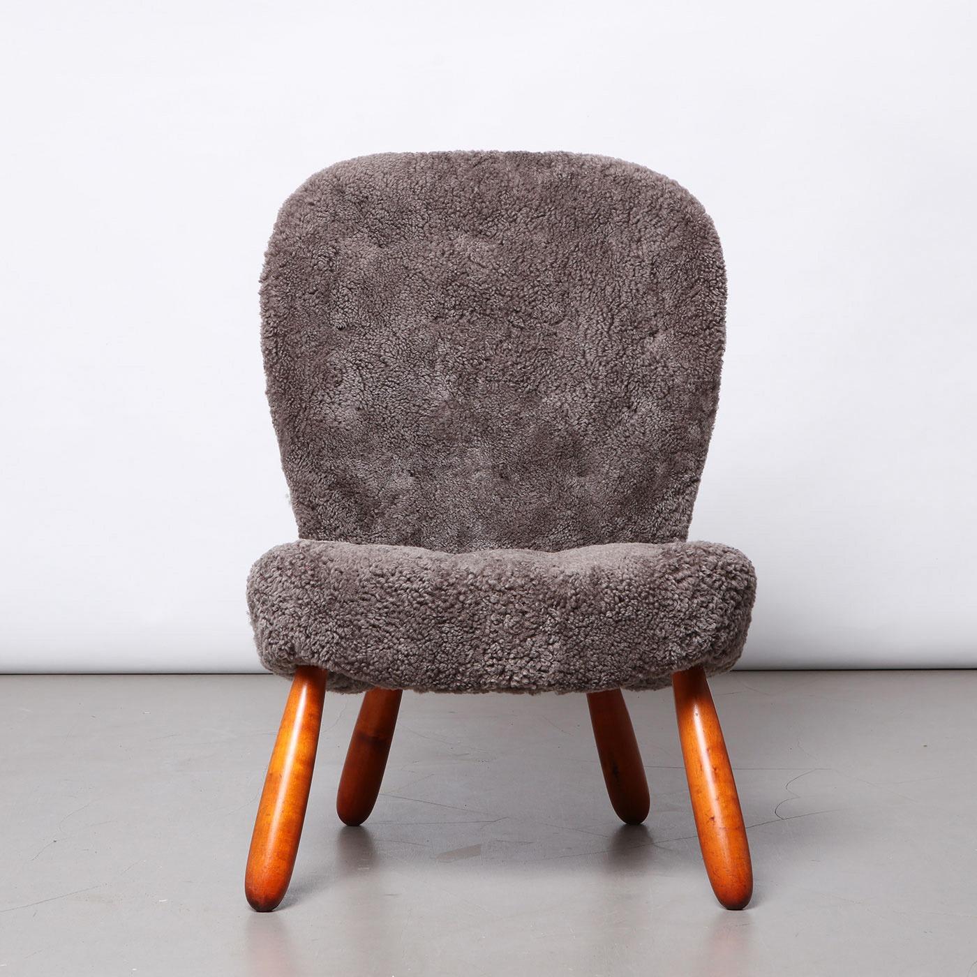 Scandinavo moderno Sedia 'Clam' di Arnold Madsen in pelle di pecora, anni '40 in vendita