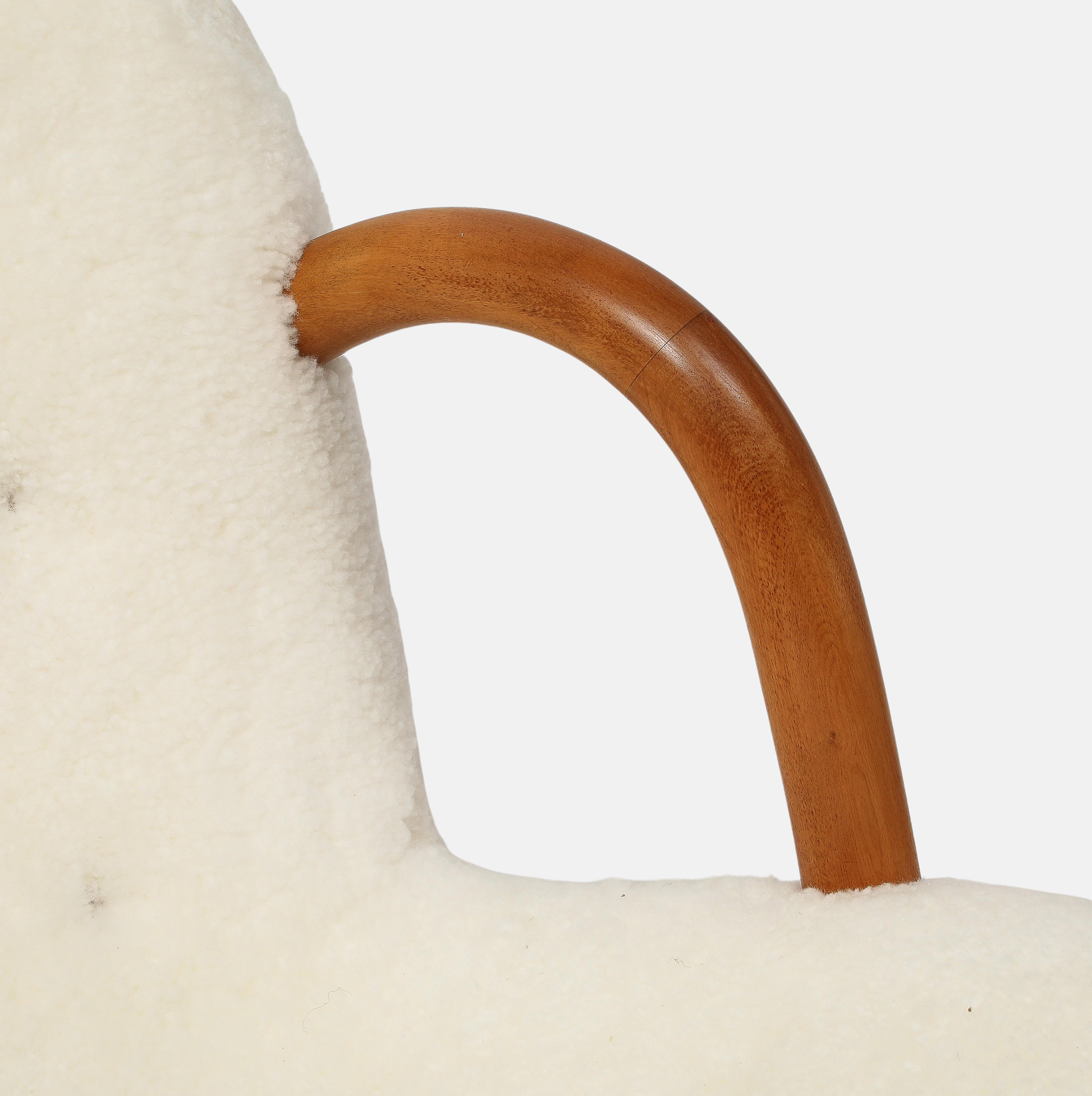 Arnold Madsen Rare paire de chaises en peau de mouton ivoire et en cuir de palourde 1944 en vente 4