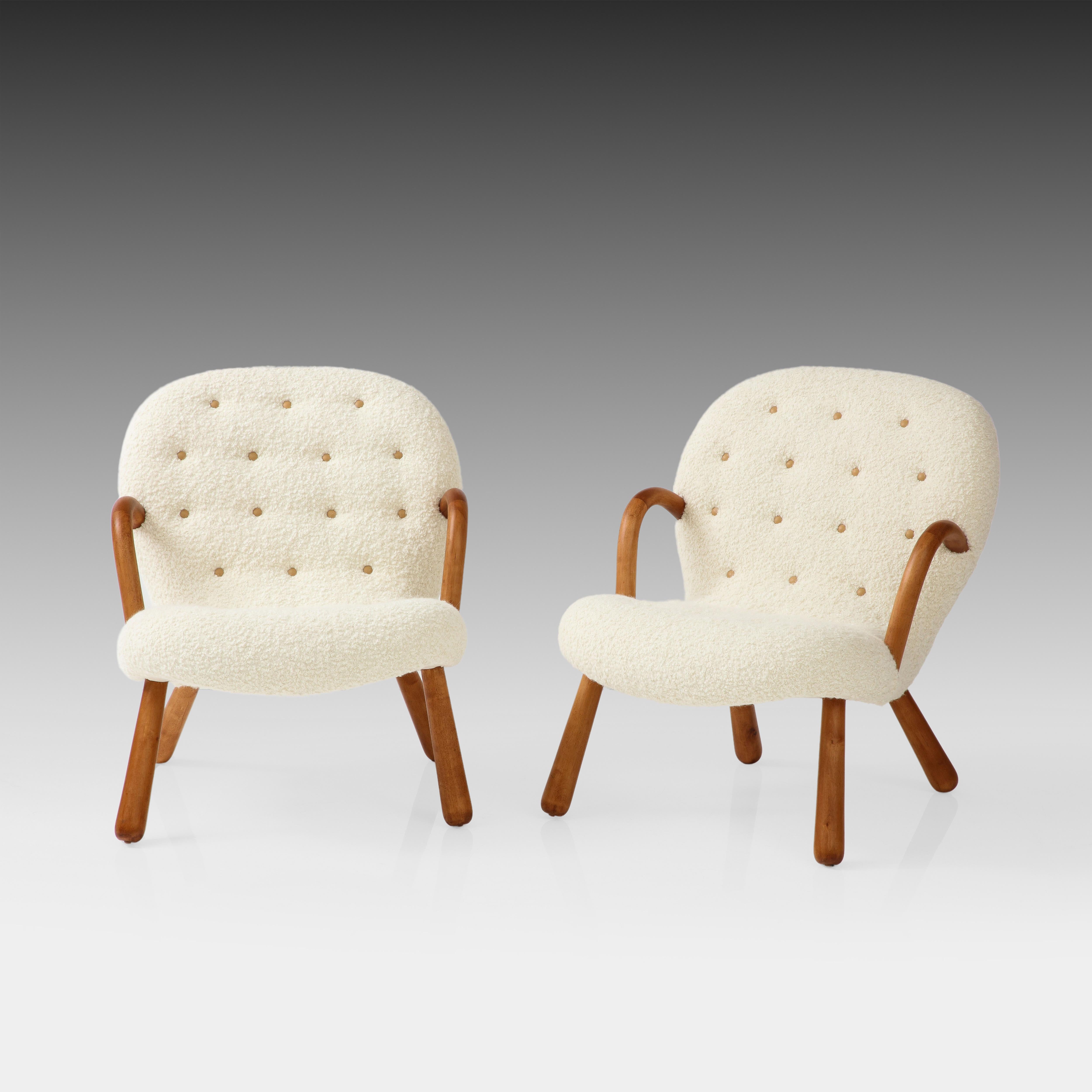 Arnold Madsen für Madsen & Schubell Seltenes Paar Clam Stühle mit Buchenarmlehnen und -beinen, gepolstert mit elfenbeinfarbenem Bouclé und Kamellederknöpfen an Rückenlehne und Sitz, Dänemark. 1944. Diese ikonischen Clam-Stühle haben eine
