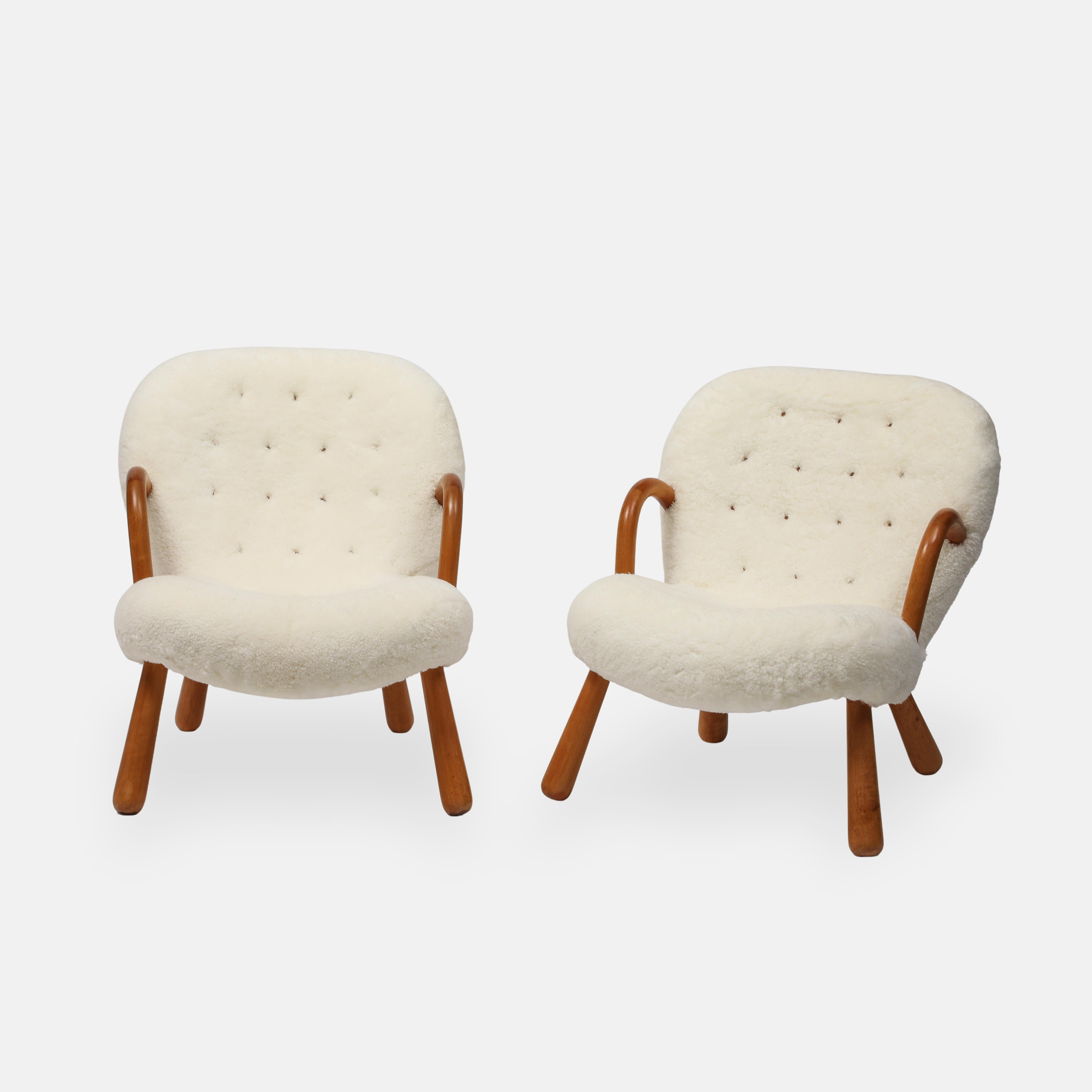 Danois Arnold Madsen Rare paire de chaises en peau de mouton ivoire et en cuir de palourde 1944 en vente