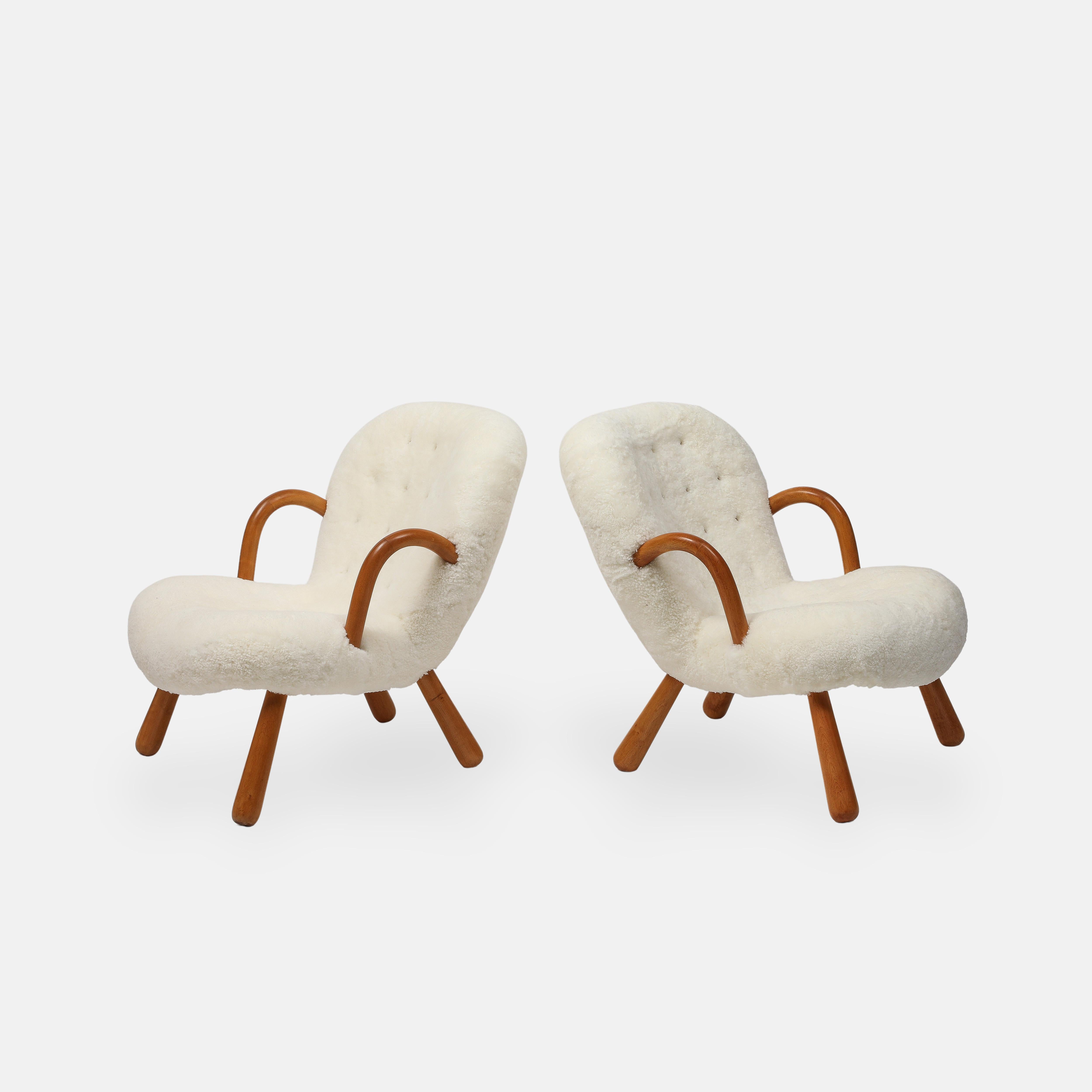 Milieu du XXe siècle Arnold Madsen Rare paire de chaises en peau de mouton ivoire et en cuir de palourde 1944 en vente