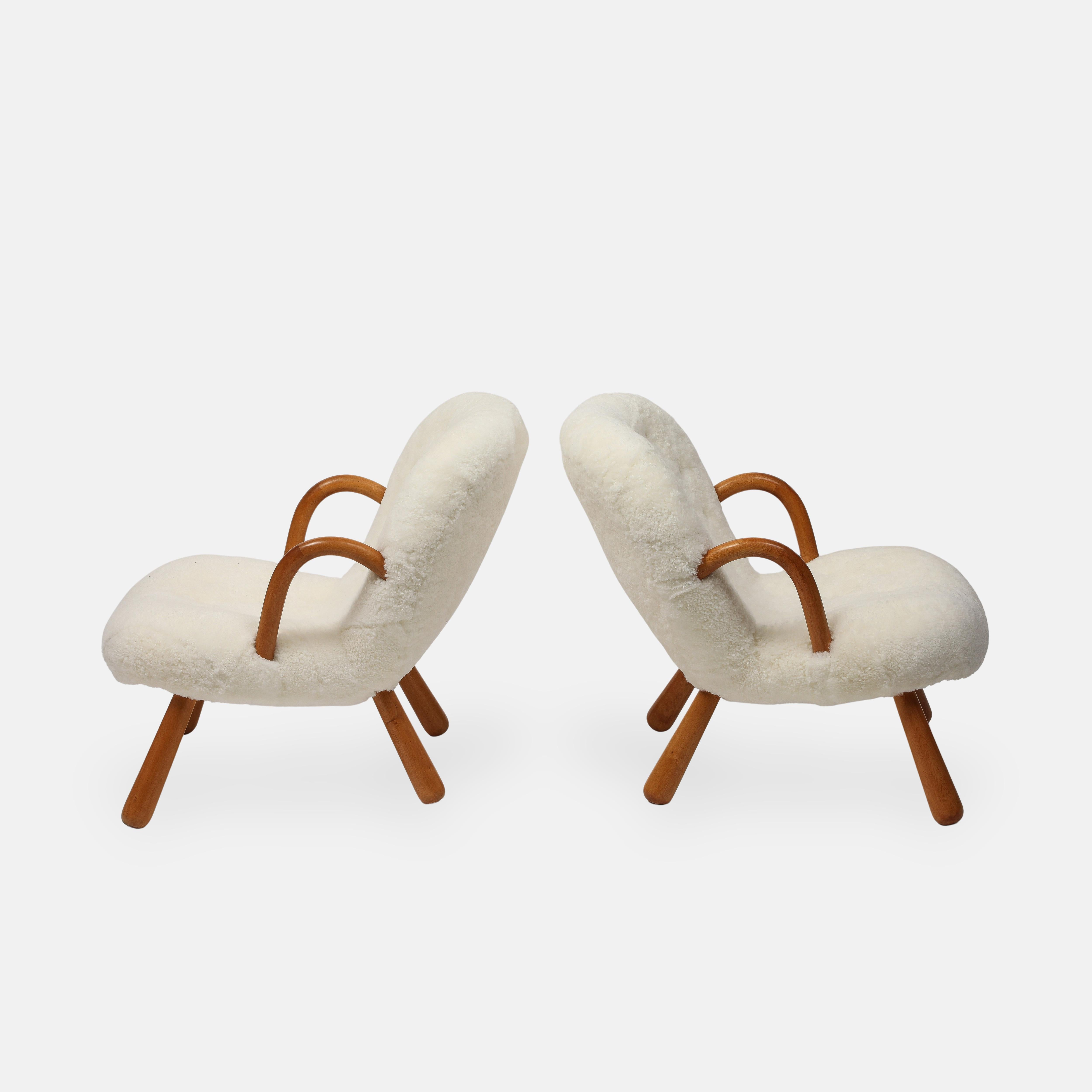 Bouclé Arnold Madsen Rare paire de chaises en peau de mouton ivoire et en cuir de palourde 1944 en vente