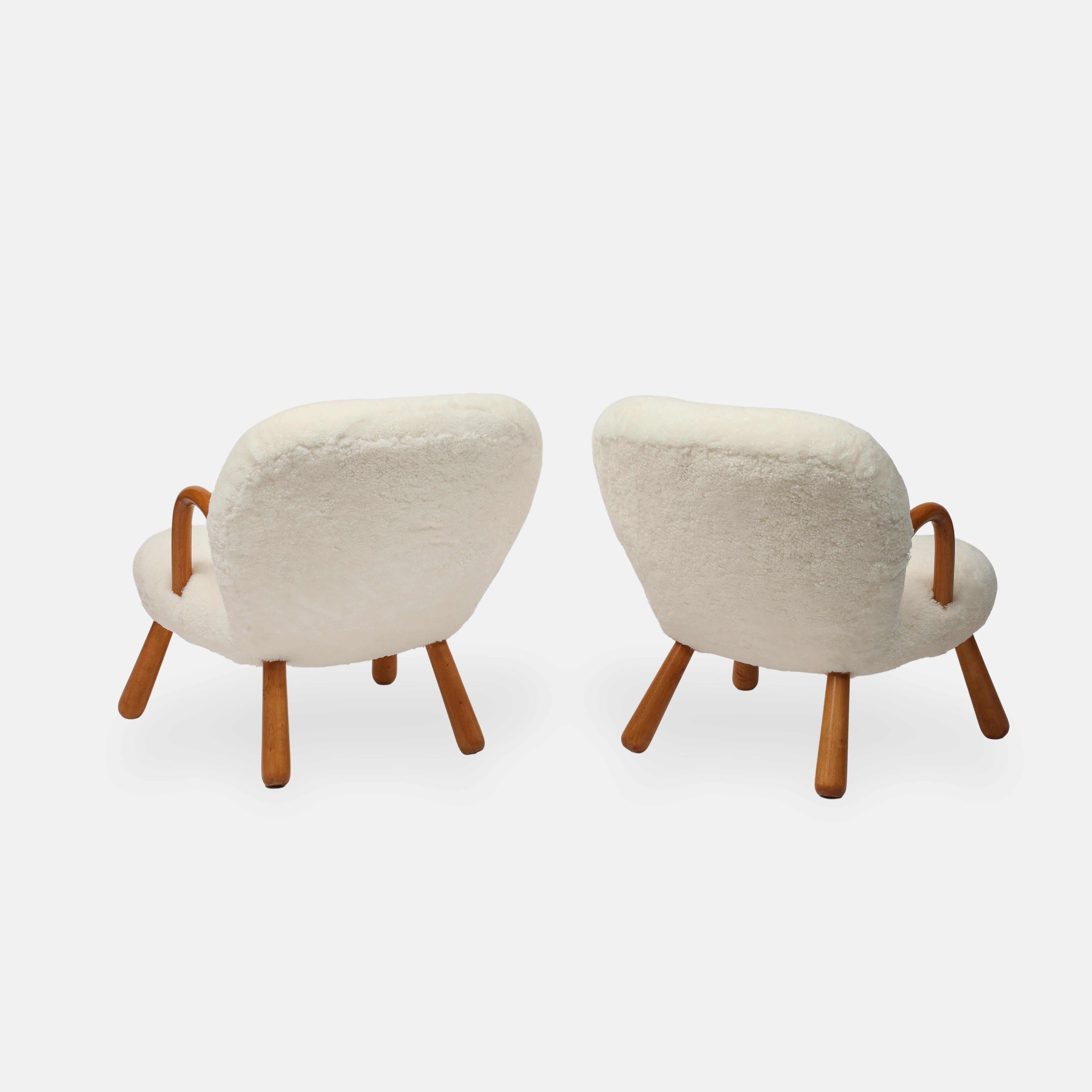 Arnold Madsen Rare paire de chaises en peau de mouton ivoire et en cuir de palourde 1944 en vente 1