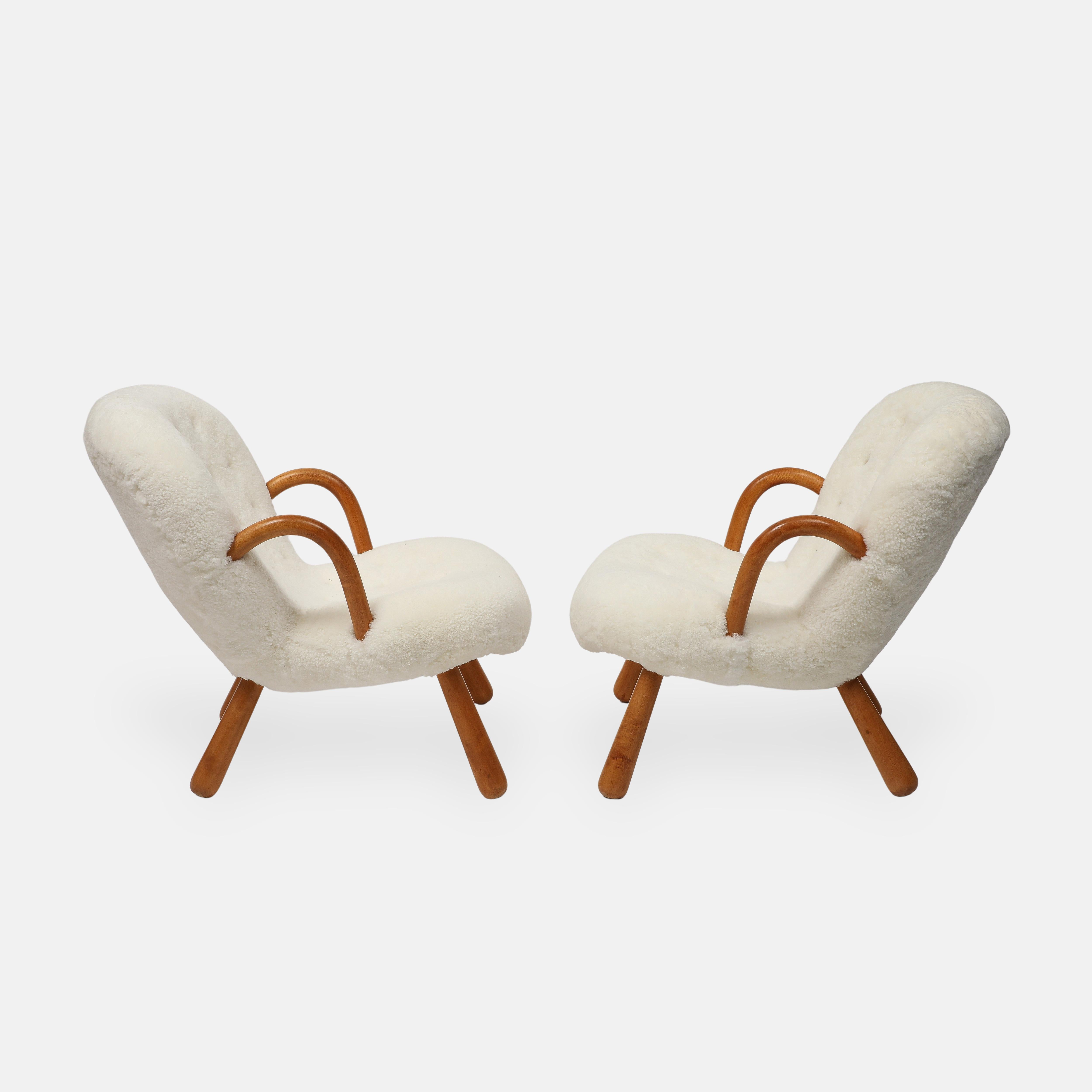 Arnold Madsen Rare paire de chaises en peau de mouton ivoire et en cuir de palourde 1944 en vente 2