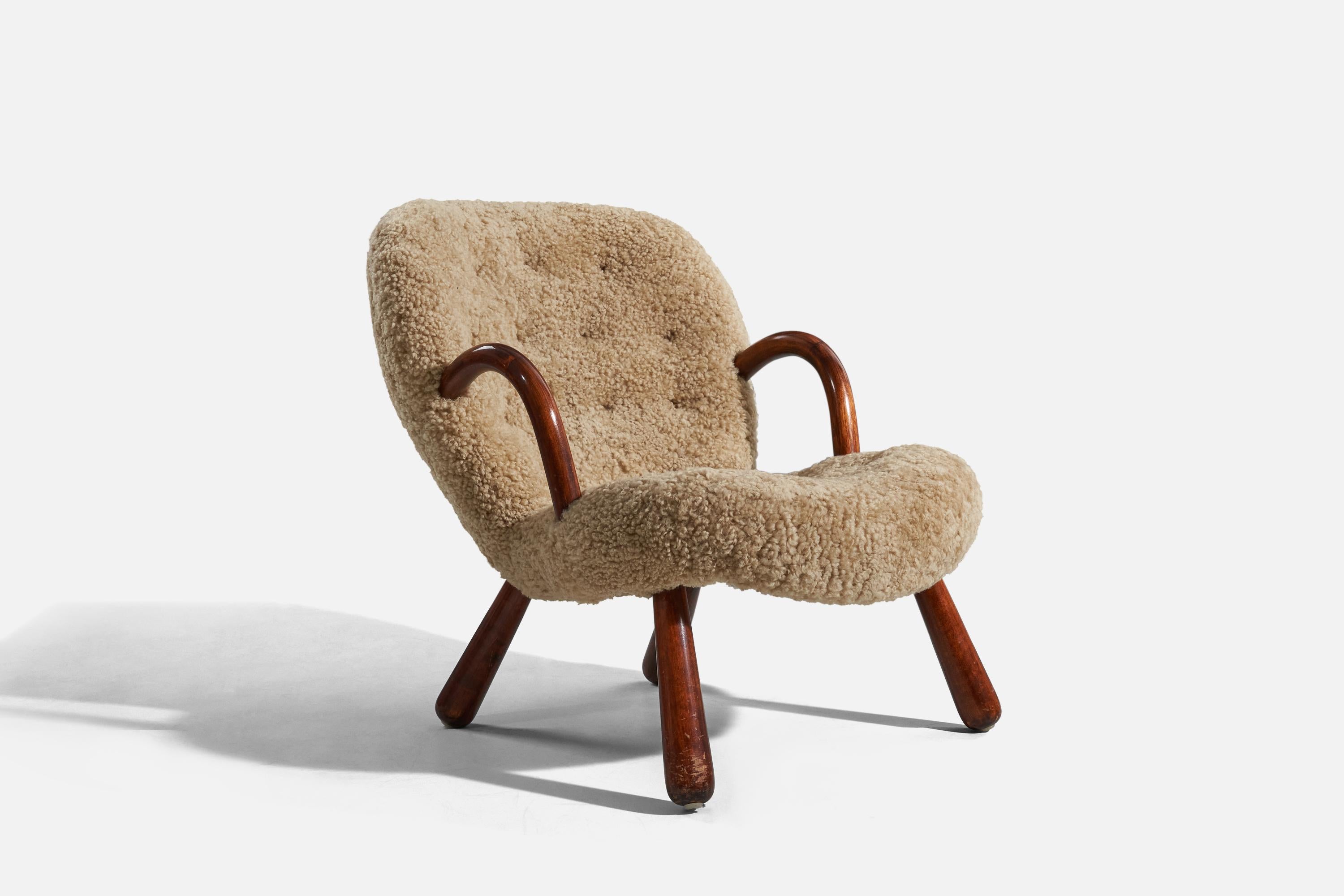 Mid-Century Modern Arnold Madsen fauteuil de salon en bois et peau de mouton, Danemark, années 1950 en vente