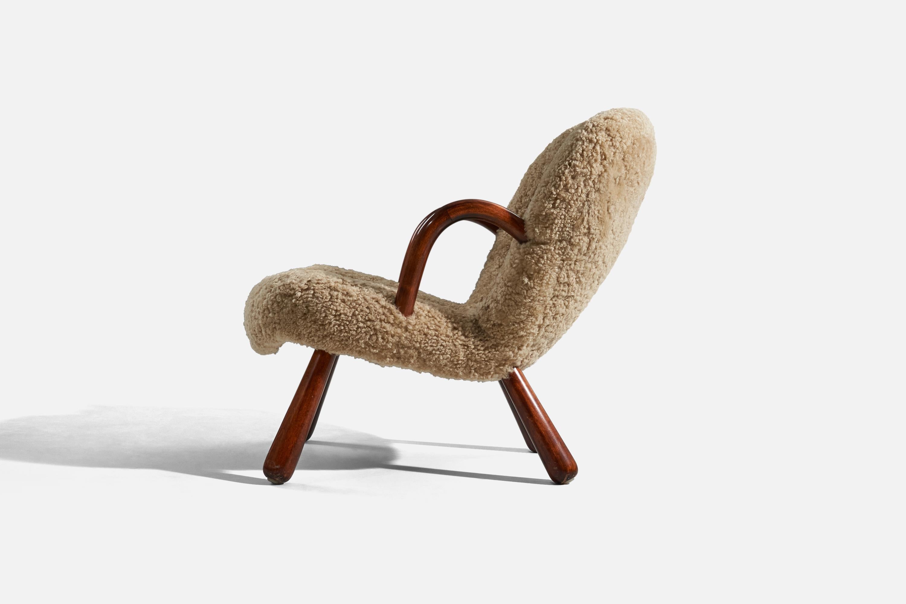 Danois Arnold Madsen fauteuil de salon en bois et peau de mouton, Danemark, années 1950 en vente