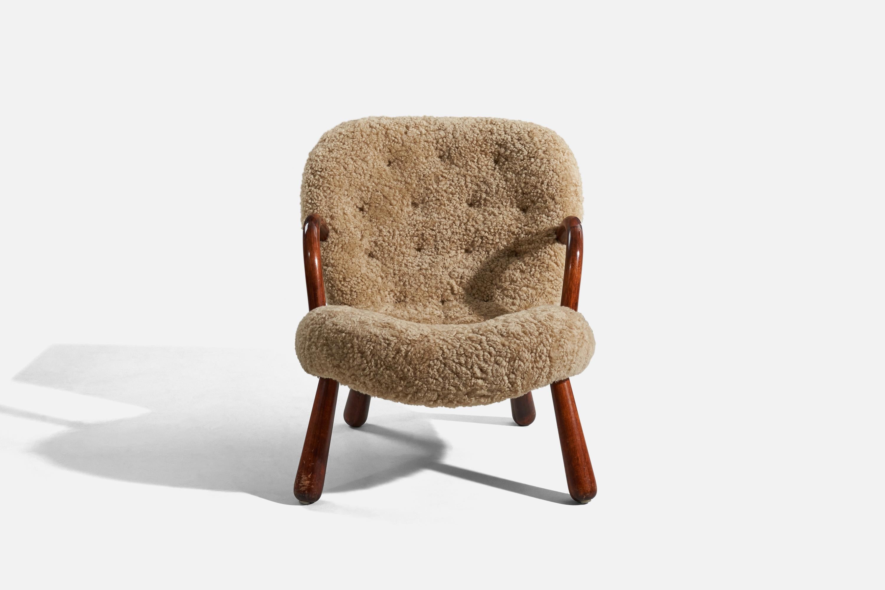 Milieu du XXe siècle Arnold Madsen fauteuil de salon en bois et peau de mouton, Danemark, années 1950 en vente