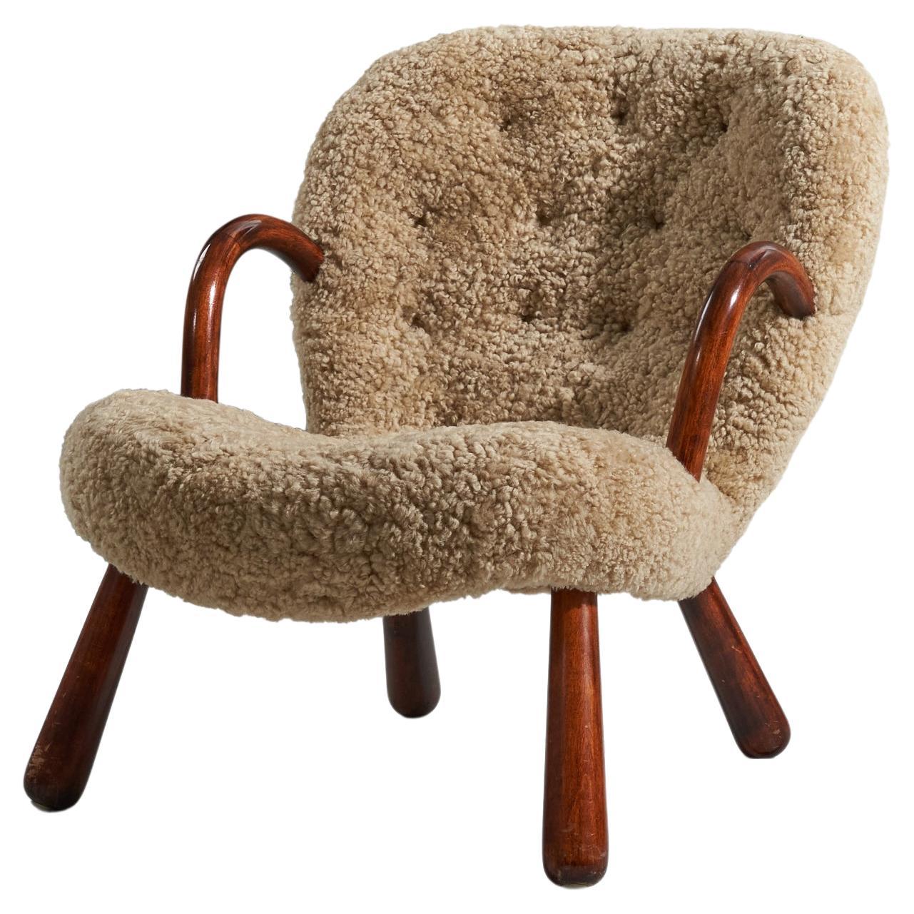 Arnold Madsen fauteuil de salon en bois et peau de mouton, Danemark, années 1950