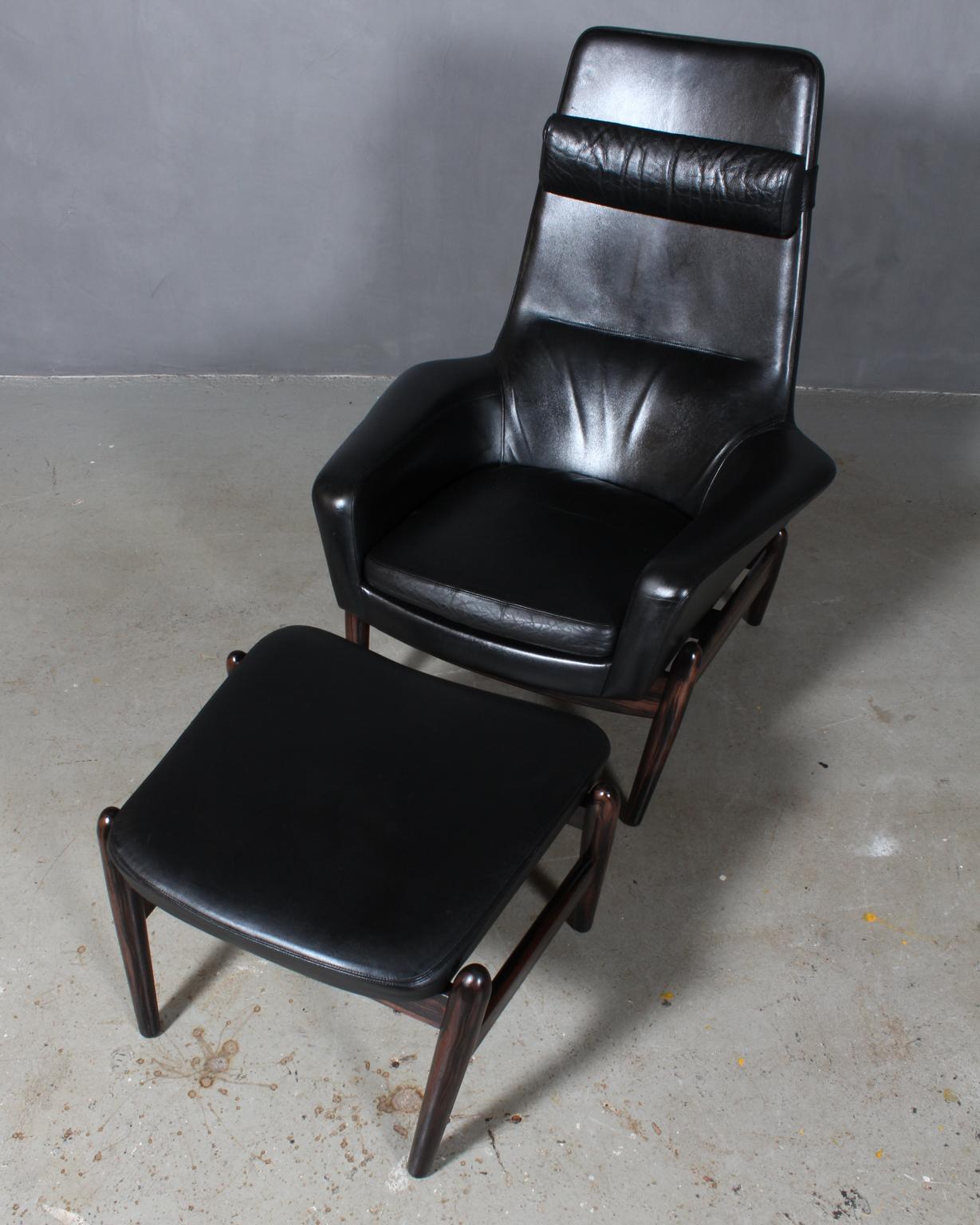 Arnold Madsen lounge chair with ottoman original black leather.

Frame of beech with rosewood stain.

Tilt function.

Model MS 30, made by Madsen & Schubell.