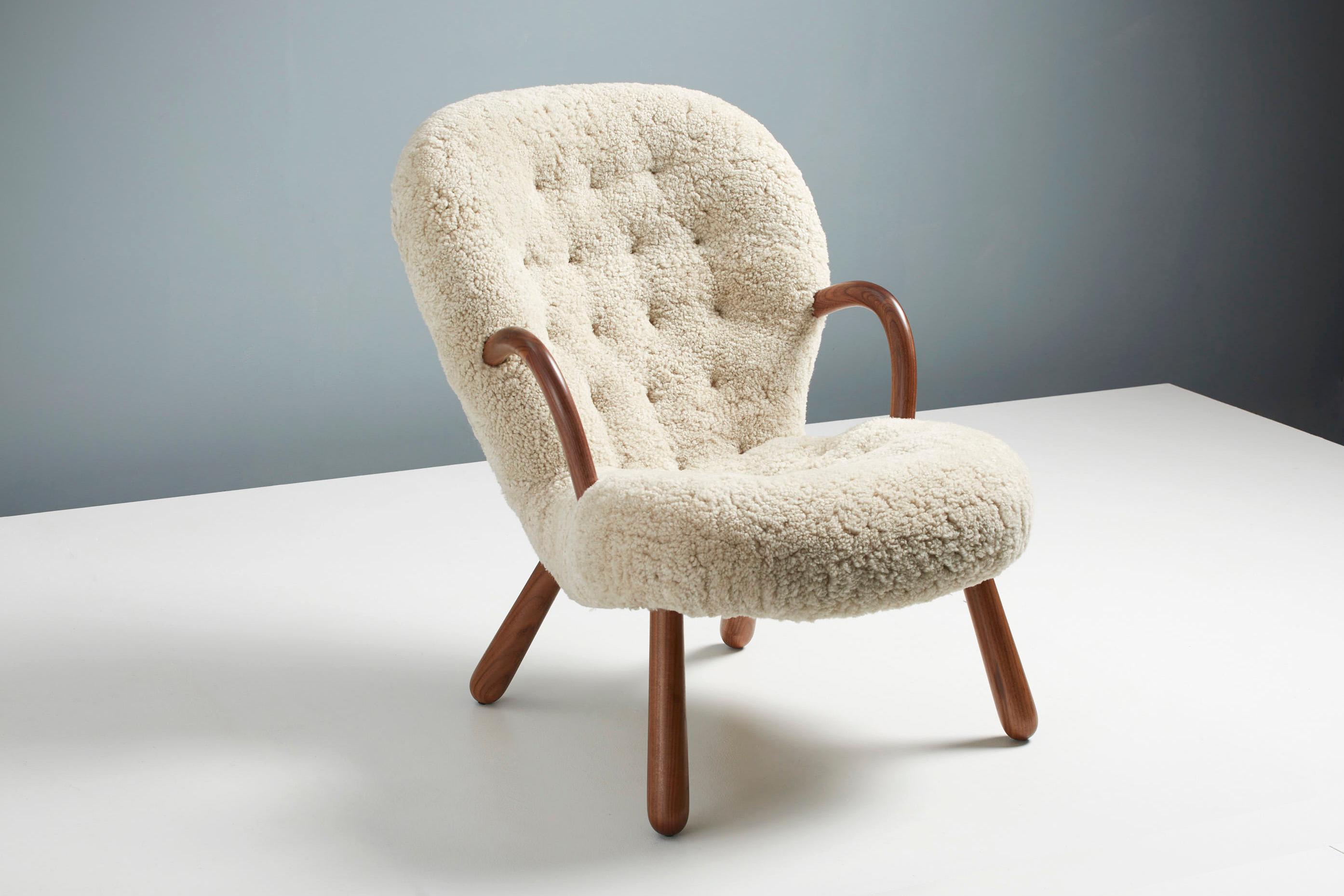 Réédition officielle de l'emblématique Clam Chair d'Arnold Madsen.

Dagmar, en collaboration avec la succession d'Arnold Madsen, est fière de relancer la Clam Chair, l'un des modèles de meubles scandinaves les plus appréciés et recherchés du 20e