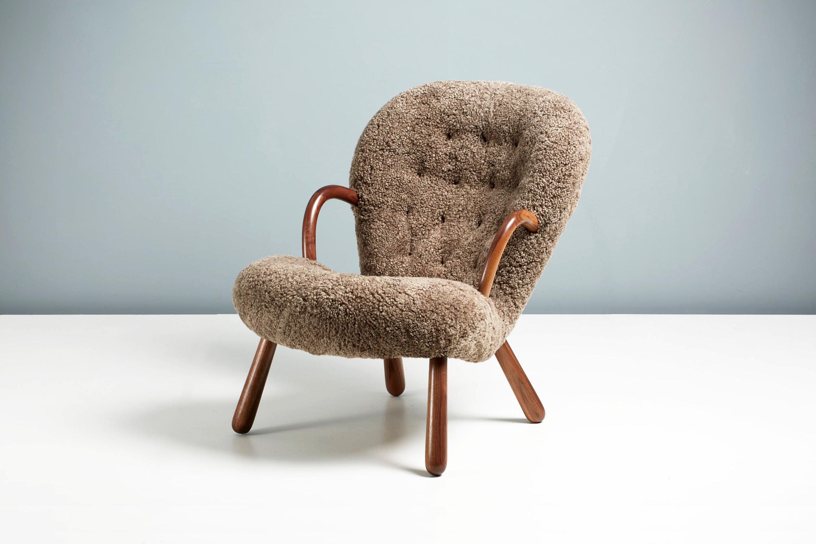 Offizielle Re-Edition des kultigen Clam Chair von Arnold Madsen.

Dagmar ist stolz darauf, in Zusammenarbeit mit dem Nachlass von Arnold Madsen den Clam Chair - eines der beliebtesten und begehrtesten skandinavischen Möbeldesigns des 20.