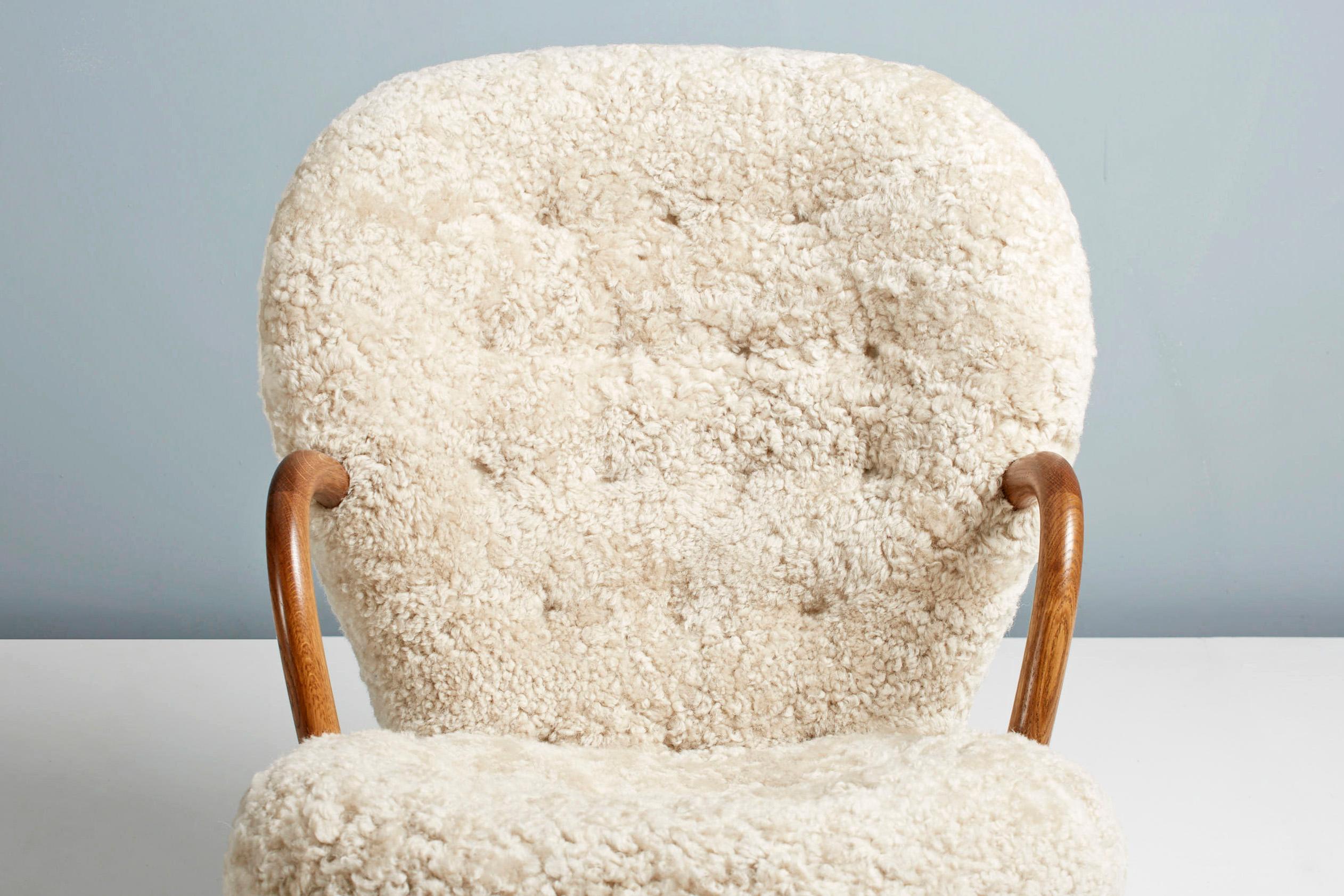 Sedia in pelle di pecora Re-Edition Clam Chair di Arnold Madsen In condizioni Nuovo in vendita a London, England