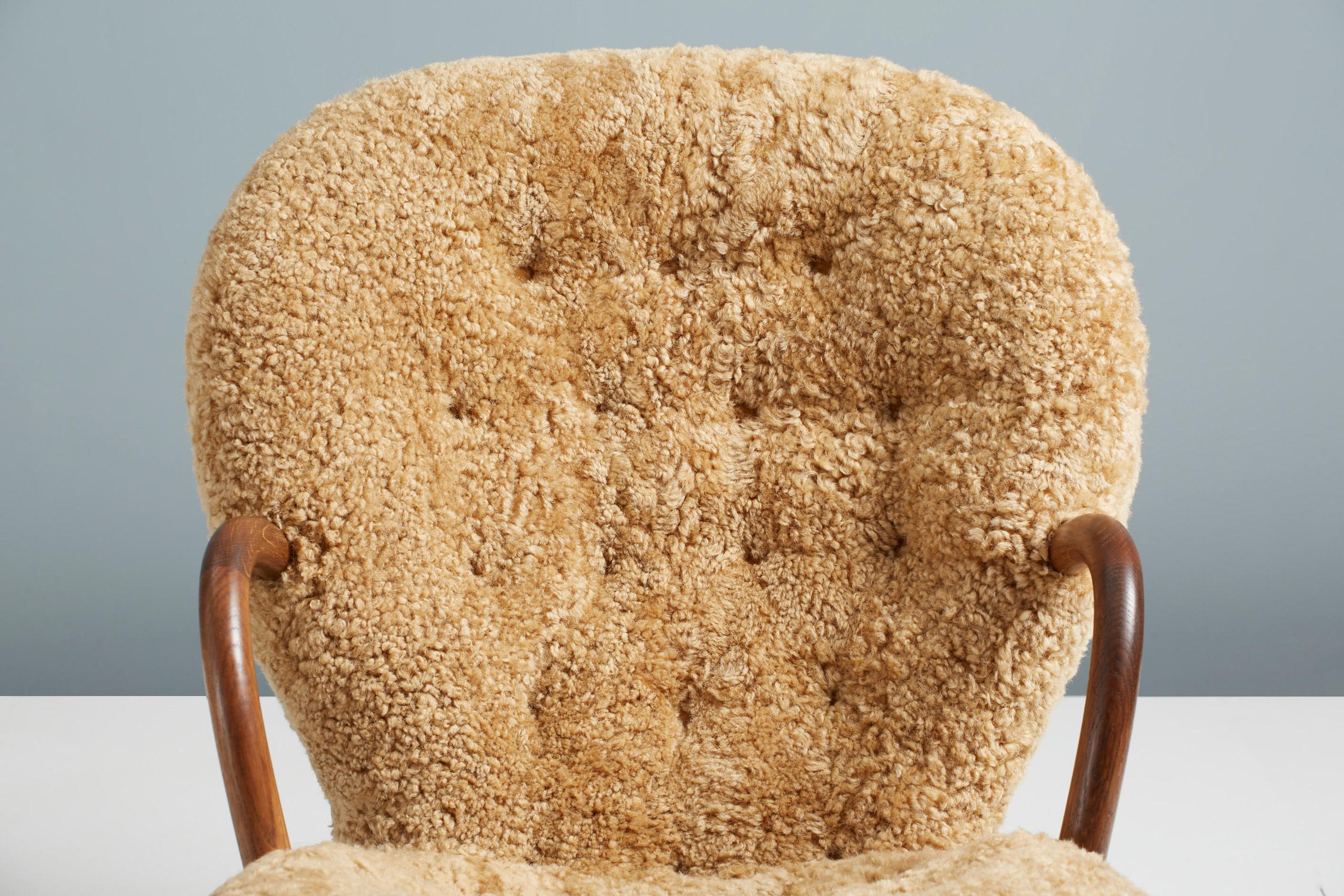Britannique Réédition de chaises en peau de mouton Clam d'Arnold Madsen en vente