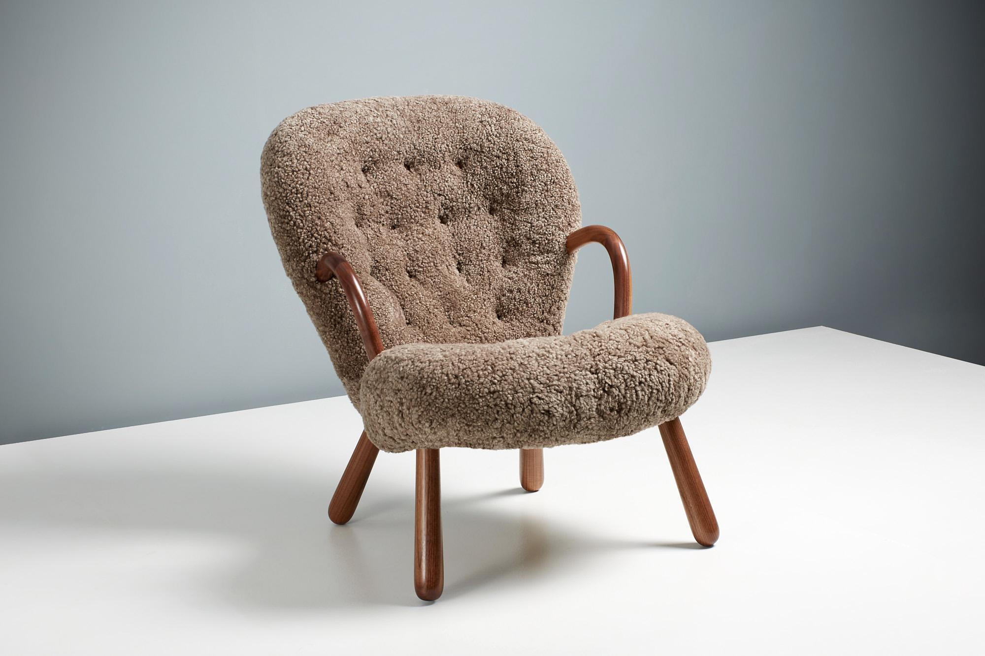 Réédition de la chaise Clam en peau de mouton d'Arnold Madsen Neuf - En vente à London, England