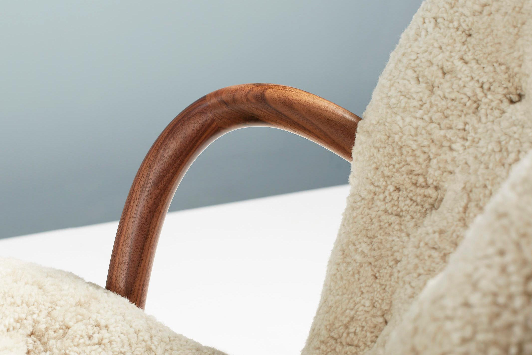 XXIe siècle et contemporain Réédition de la chaise Clam en peau de mouton d'Arnold Madsen en vente