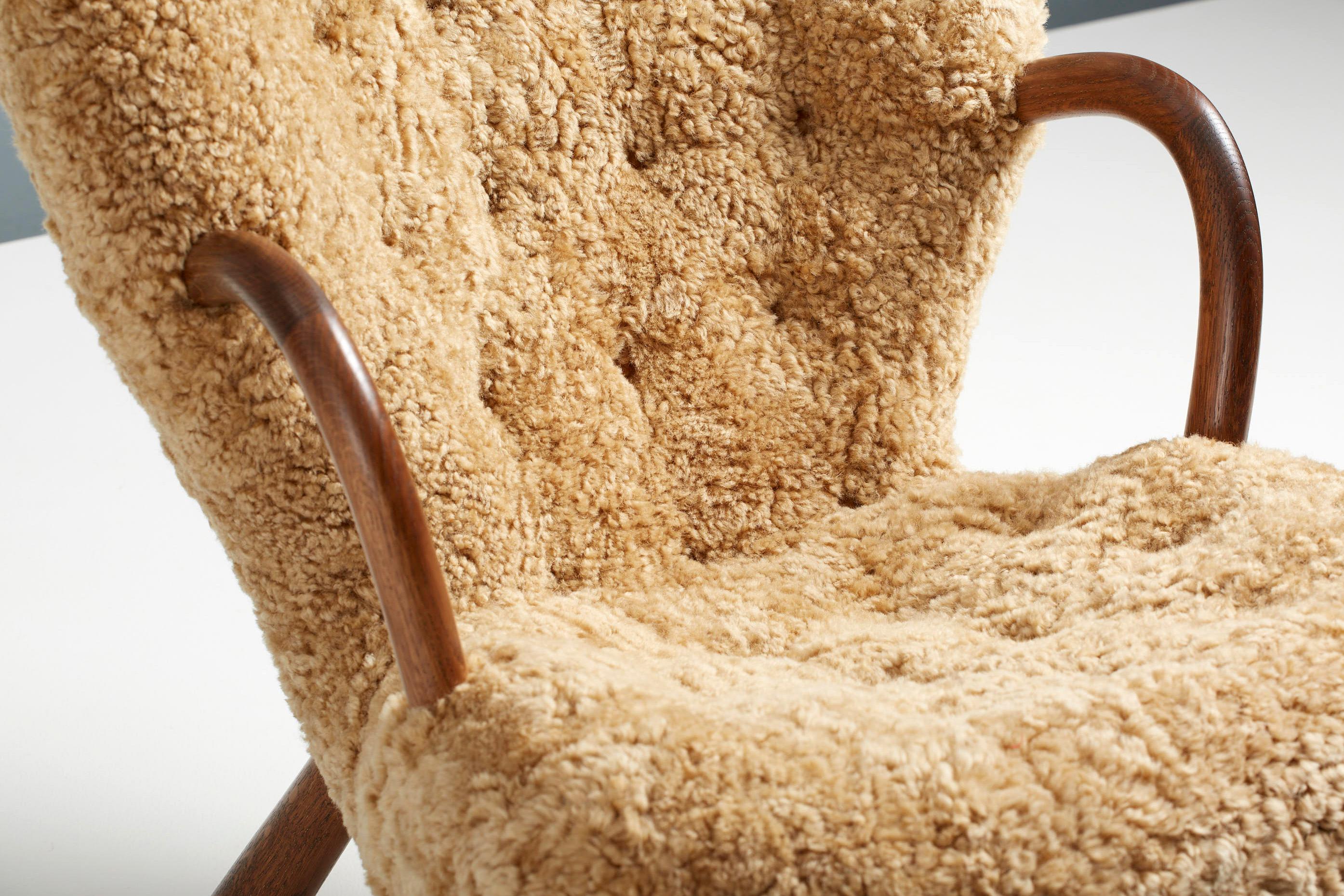 Cuir de mouton Réédition de chaises en peau de mouton Clam d'Arnold Madsen en vente