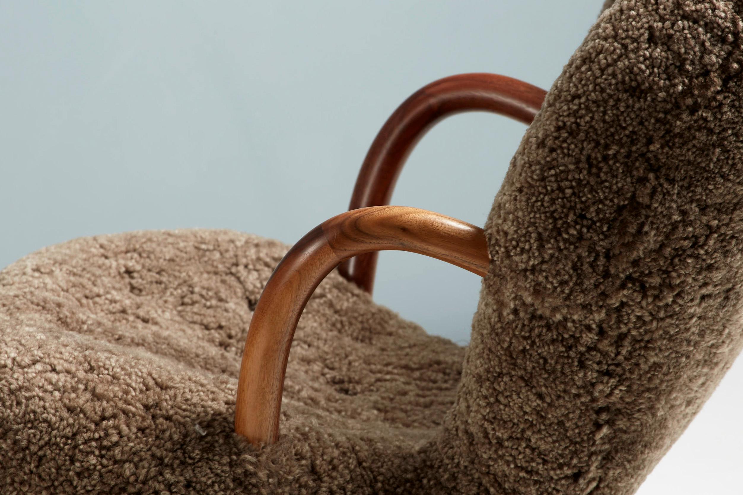 Réédition de la chaise Clam en peau de mouton d'Arnold Madsen en vente 3
