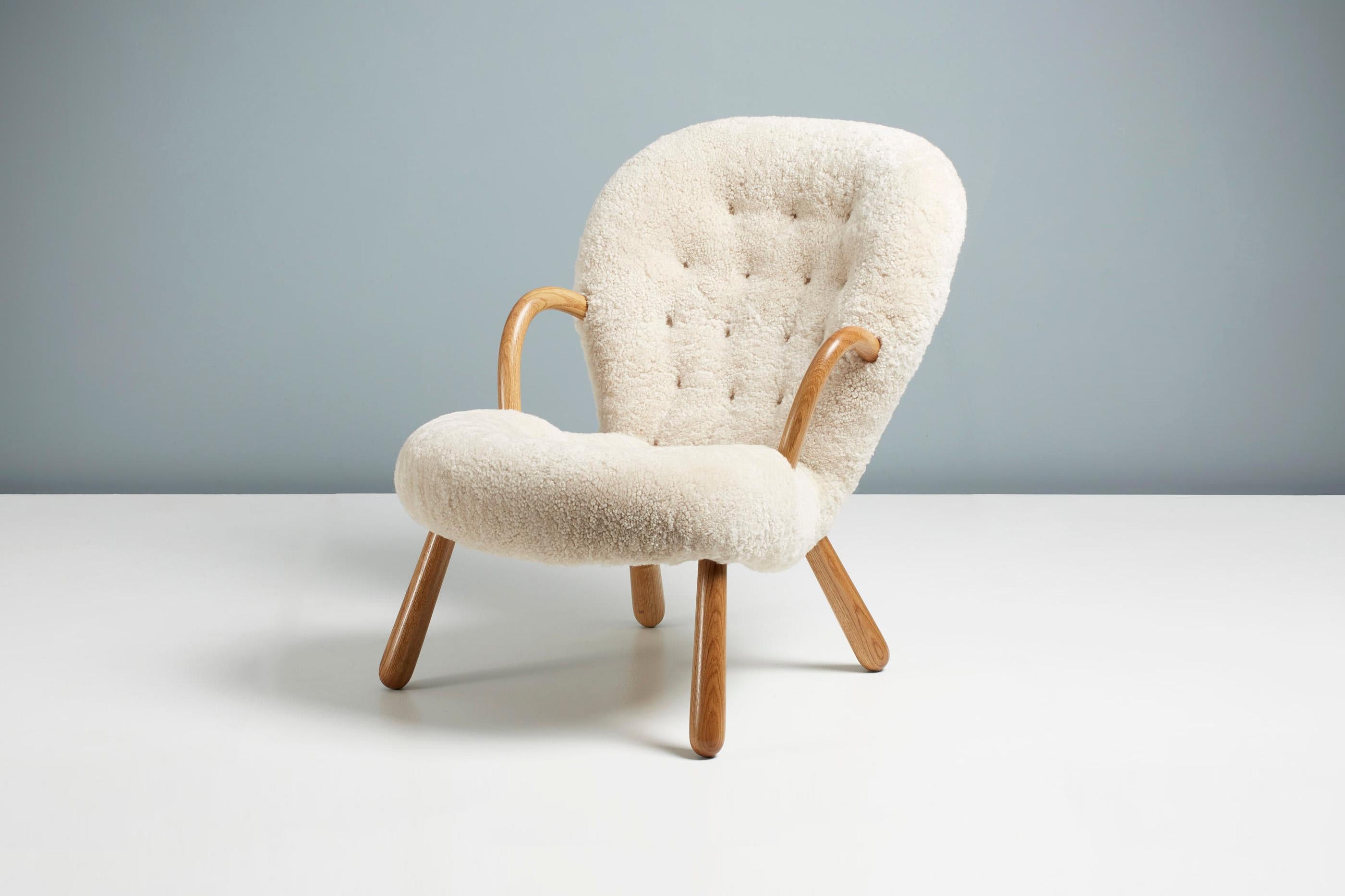 Scandinave moderne Réédition de la chaise Clam en peau de mouton d'Arnold Madsen en vente