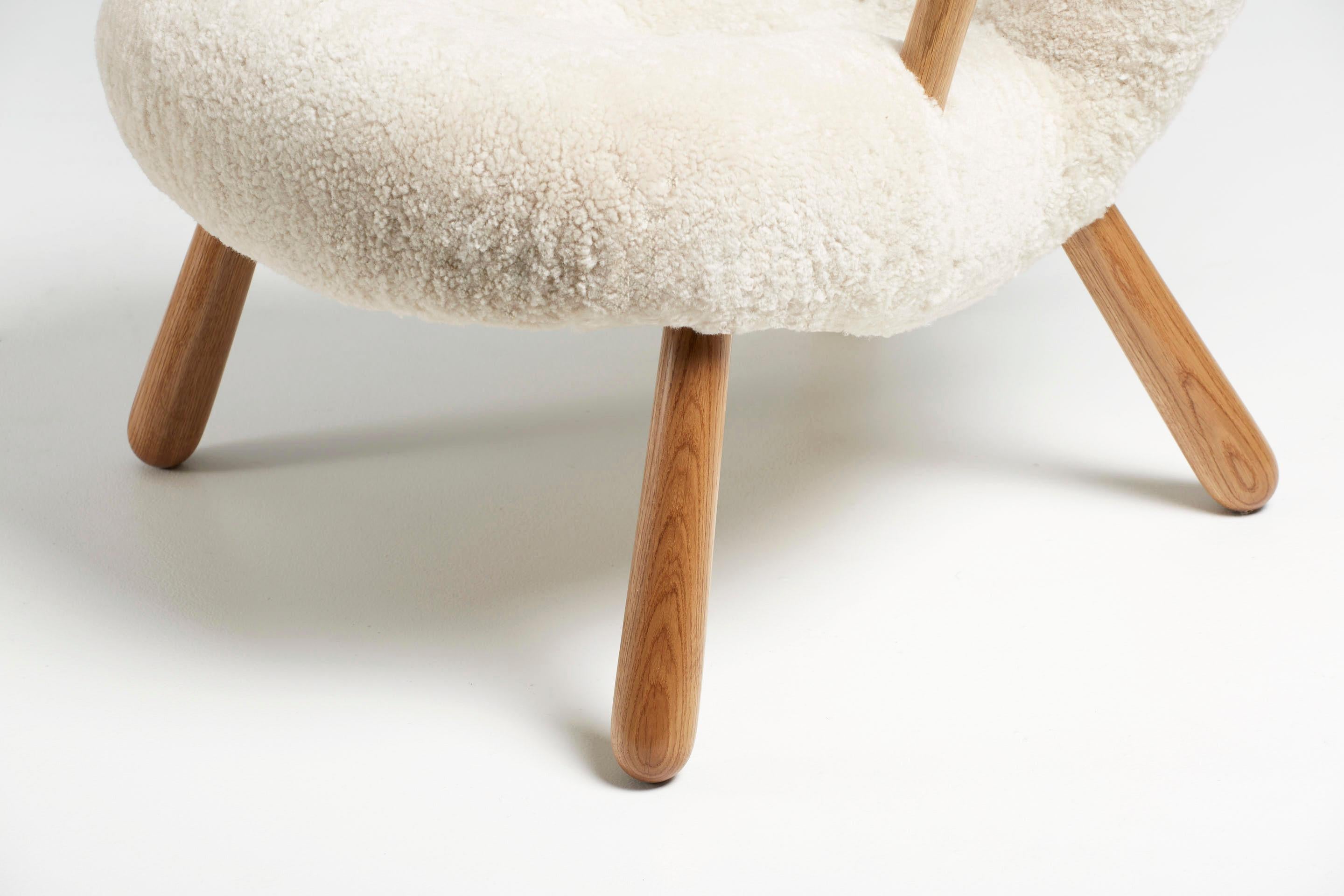 Montone Sedia in pelle di pecora Re-Edition Clam Chair di Arnold Madsen in vendita
