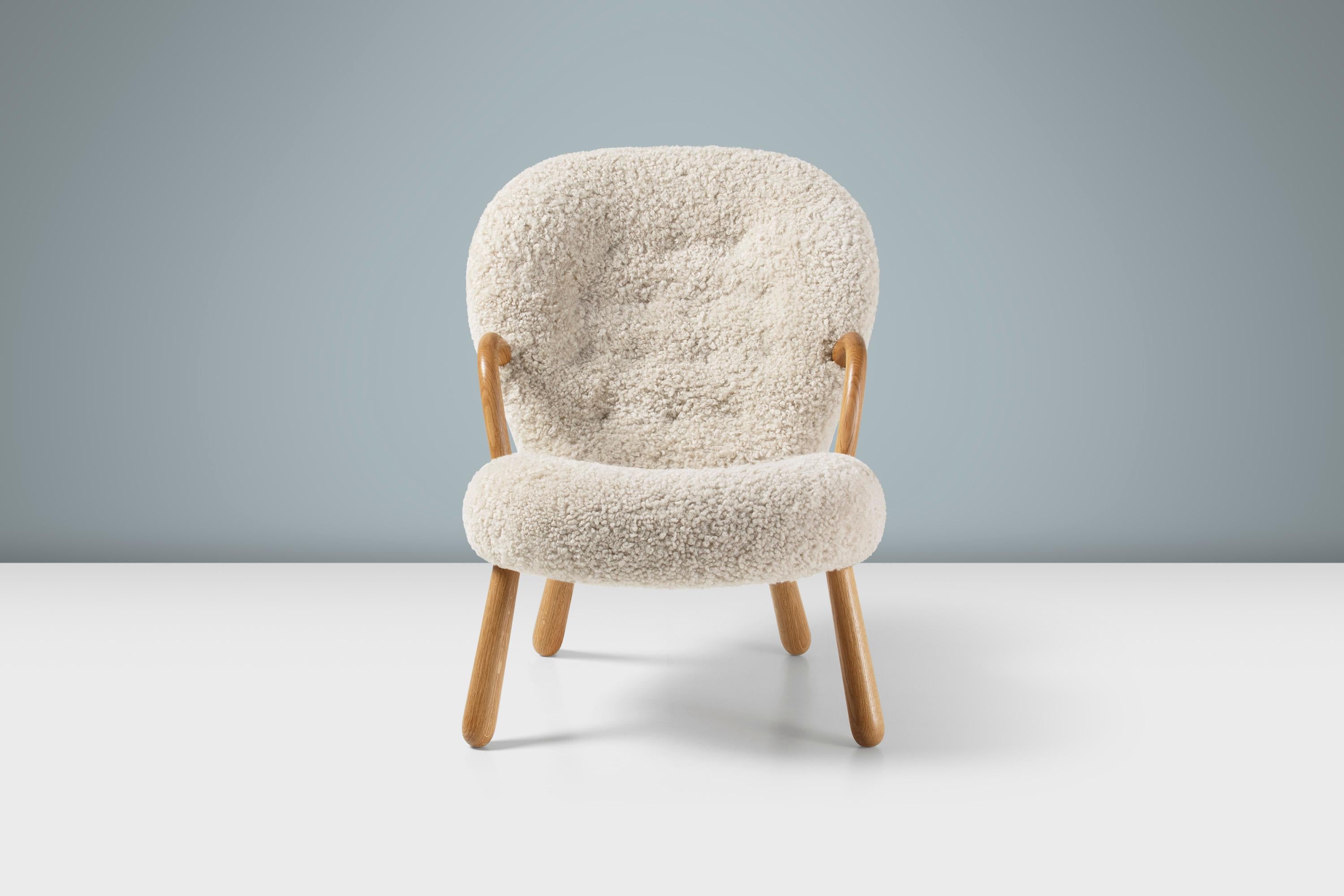 Riedizione ufficiale dell'iconica Clam Chair di Arnold Madsen.

La sedia Clam è stata progettata nel 1944 a Copenhagen dal tappezziere danese Arnold Madsen. Nel 1945 Arnold fondò l'azienda di arredamento Madsen & Schubell insieme all'ebanista Henry