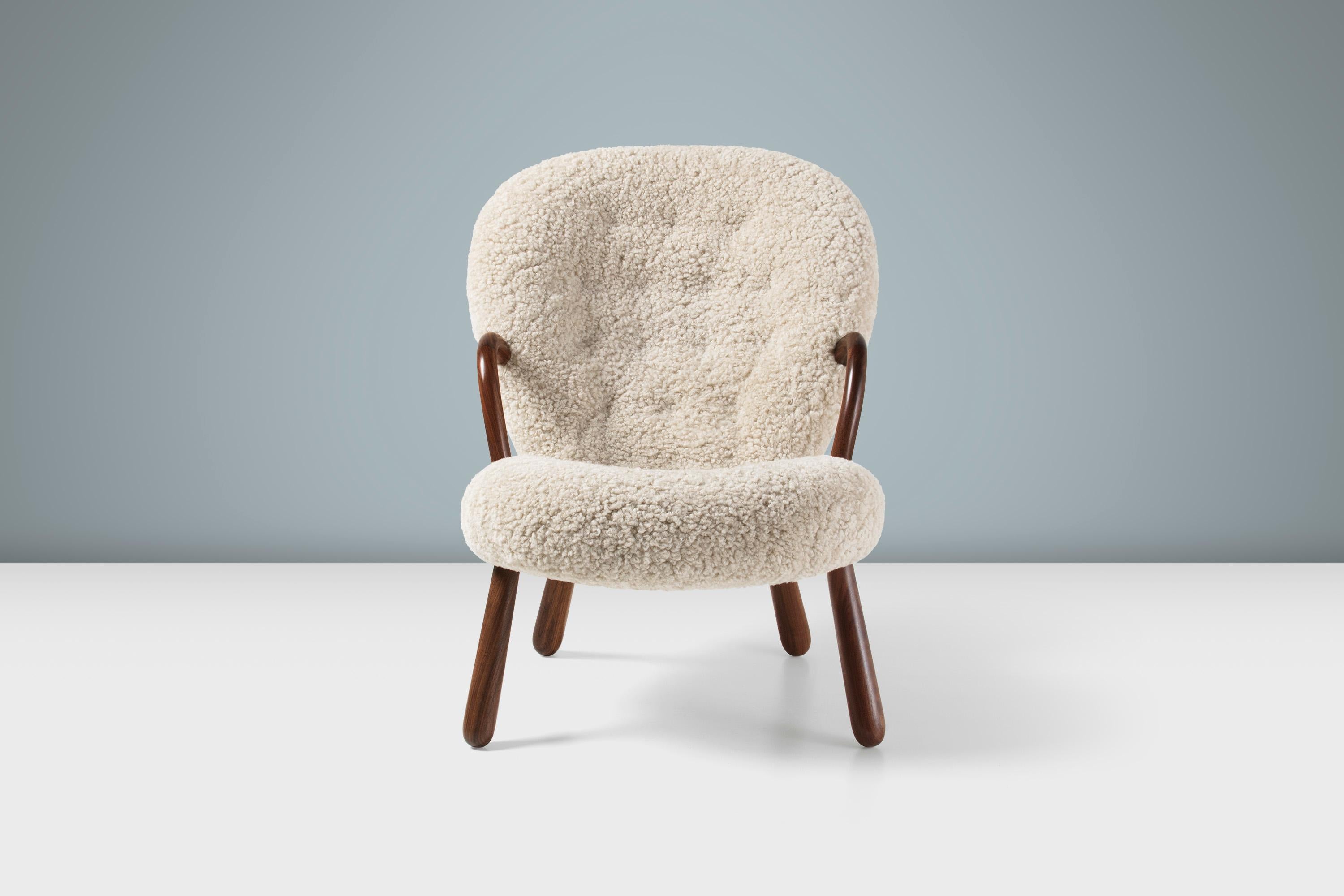 Riedizione ufficiale dell'iconica Clam Chair & Stool di Arnold Madsen.

La sedia Clam è stata progettata nel 1944 a Copenhagen dal tappezziere danese Arnold Madsen. Nel 1945 Arnold fondò l'azienda di arredamento Madsen & Schubell insieme
