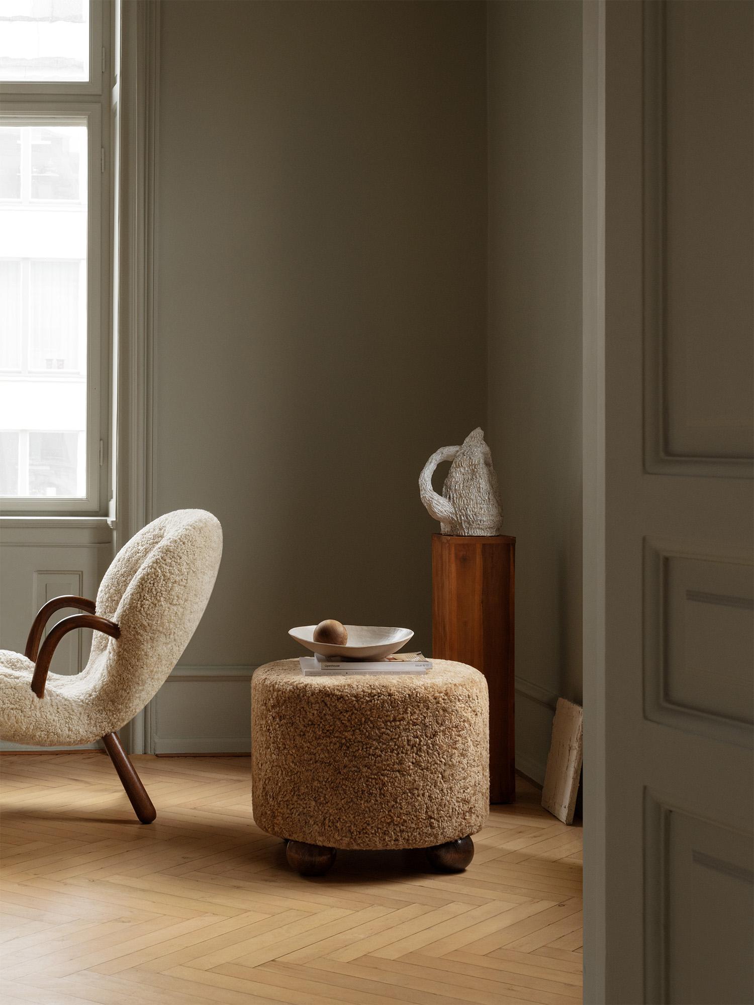 Sedia e sgabello in pelle di pecora Arnold Madsen In condizioni Nuovo in vendita a London, England