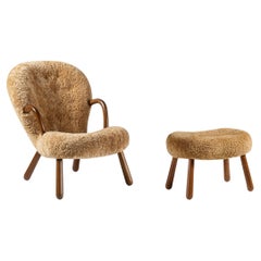 Arnold Madsen chaise et tabouret Clam en peau de mouton