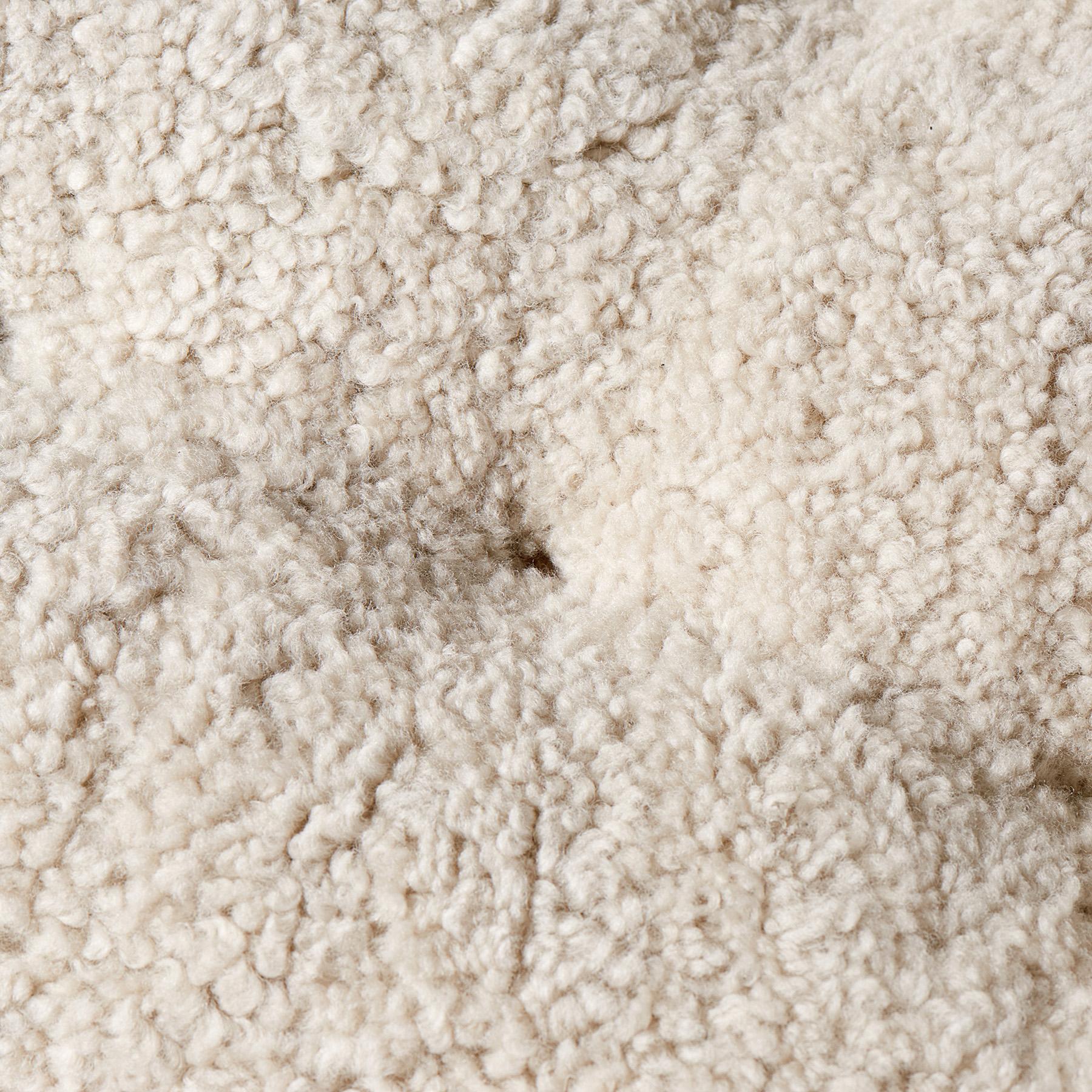 Sgabello in pelle di pecora Arnold Madsen in vendita 6