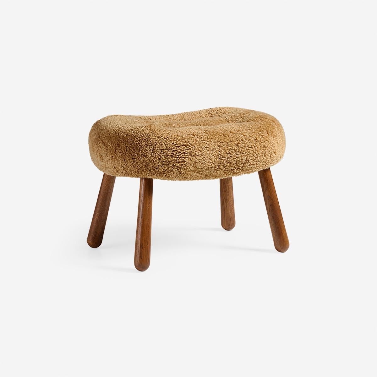 Arnold Madsen - Taburete Almeja

El Taburete Almeja es el compañero perfecto de la emblemática Silla Almeja de Arnold Madsen. Este nuevo diseño se ha desarrollado en estrecha colaboración con la familia de Arnold Madsen, reflejando elementos de la