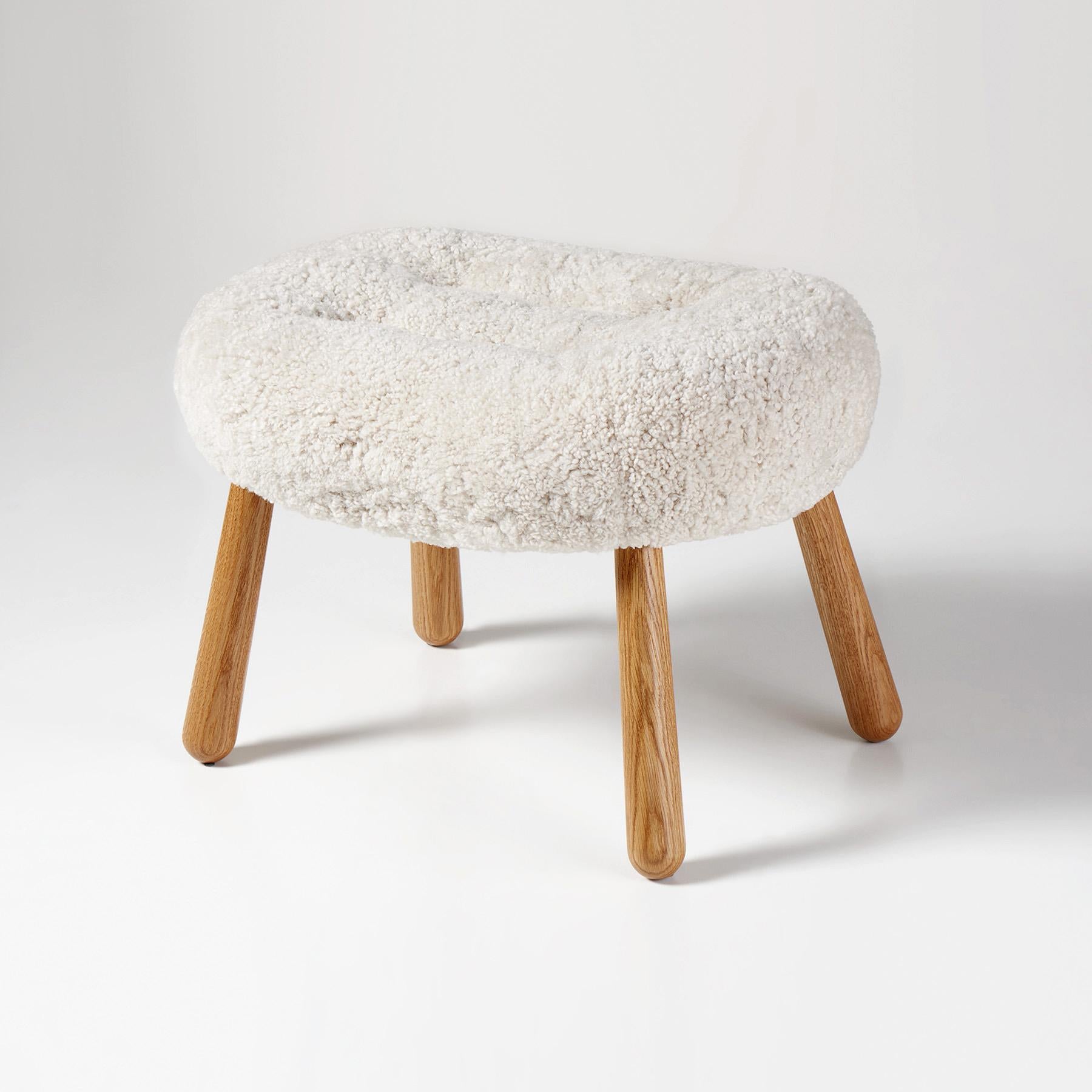 Sgabello in pelle di pecora Arnold Madsen in vendita 1