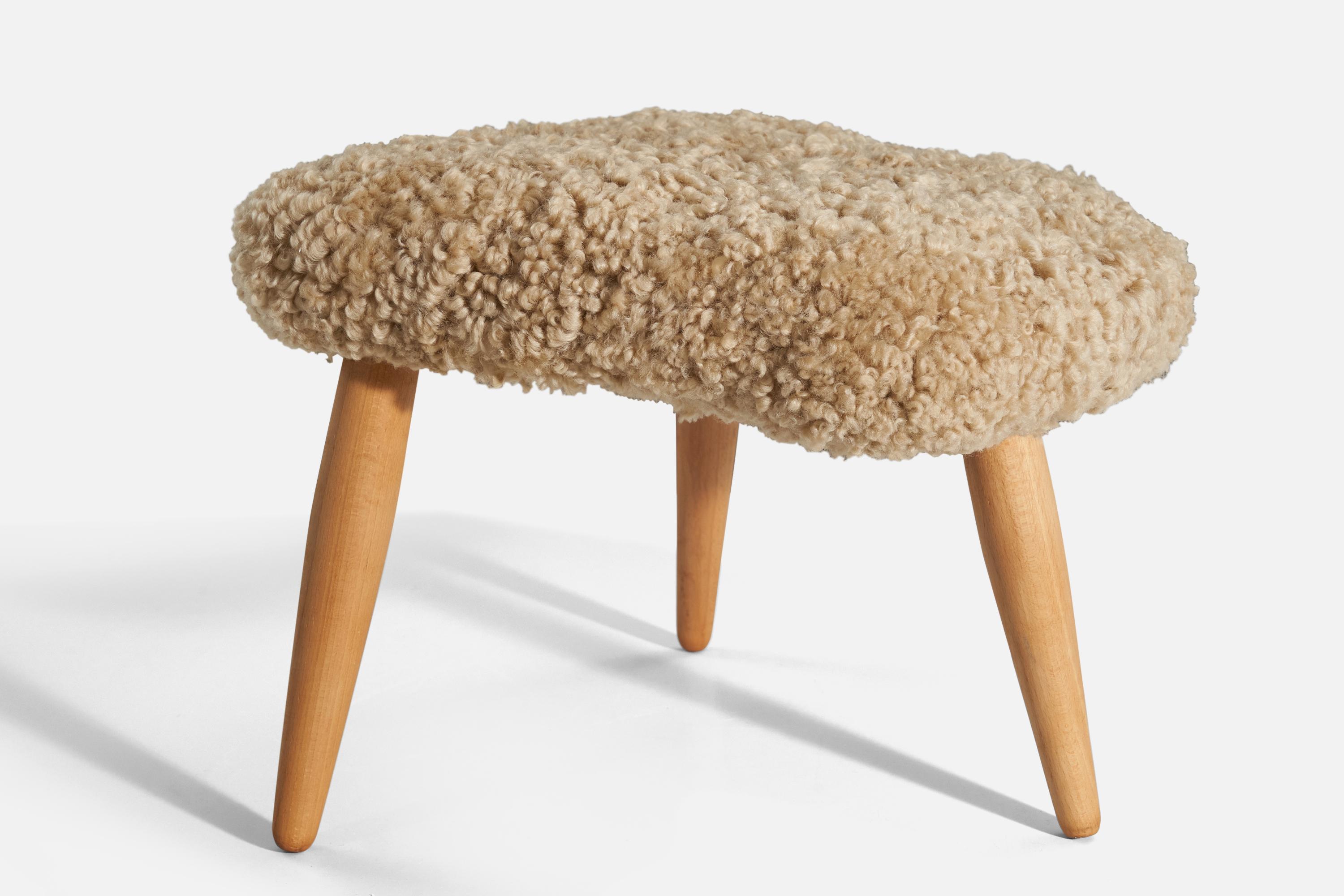 Tabouret en bois et en peau de mouton, produit par Arnold Madsen, Suède, années 1950.
