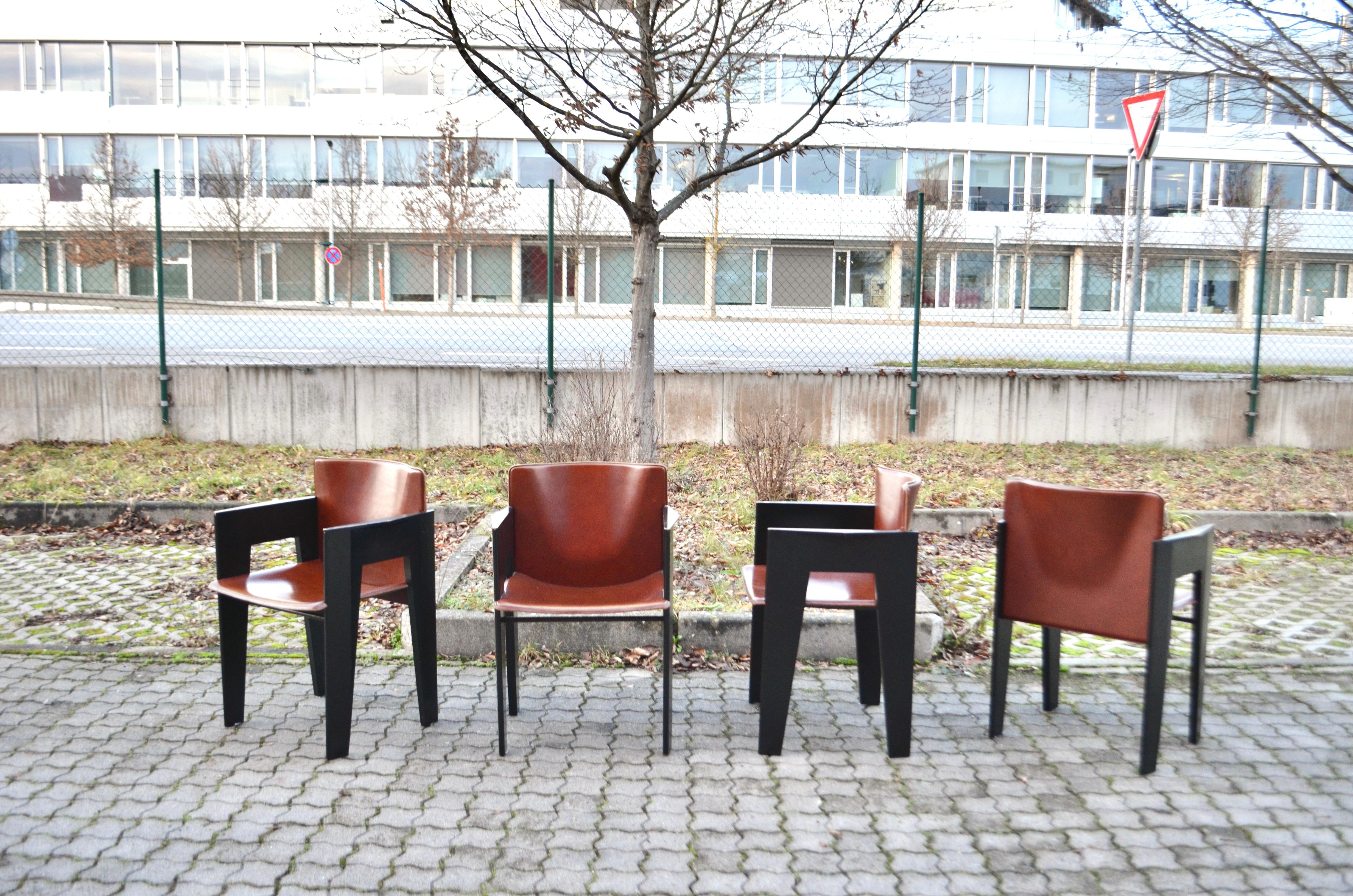 Arnold Merckx hat für den niederländischen Hersteller ARCO diesen äußerst komfortablen Esszimmer-Sessel entworfen.
Die Rückenlehne ist schön geschwungen und auch die Sitzfläche ist schmal.
Das Gestell des Stuhls ist aus schwarz lackierter Eiche,