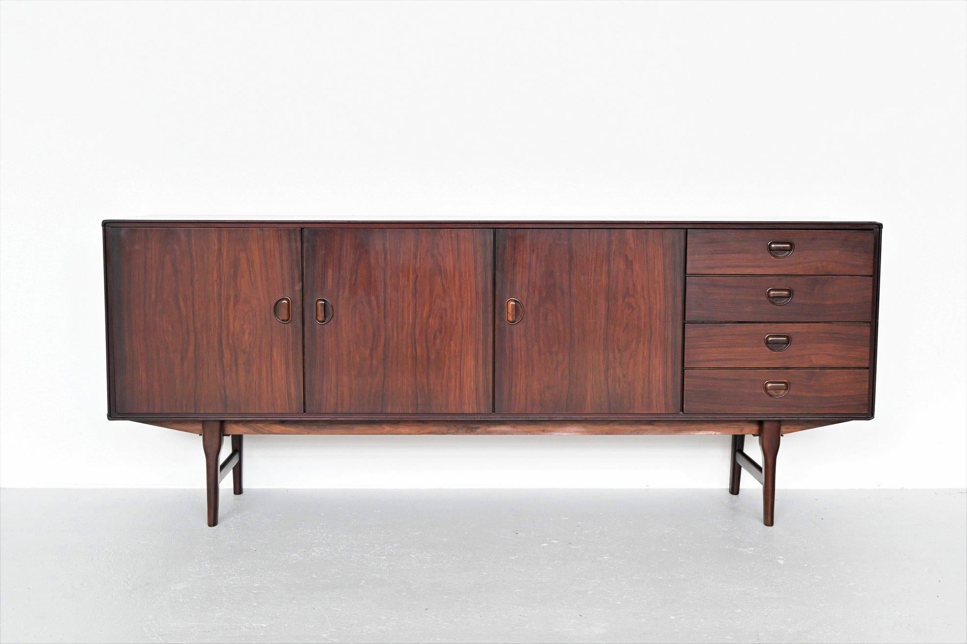 Very nice refined quality sideboard designed by Arnold Merckx Junior and manufactured by Fristho Franeker, The Netherlands, 1969. This sideboard is made of rosewood veneer and has a very nice and warm grain. On the left there are three doors with