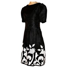 Arnold Scaasi Vestido de cóctel negro con apliques de tulipanes blancos