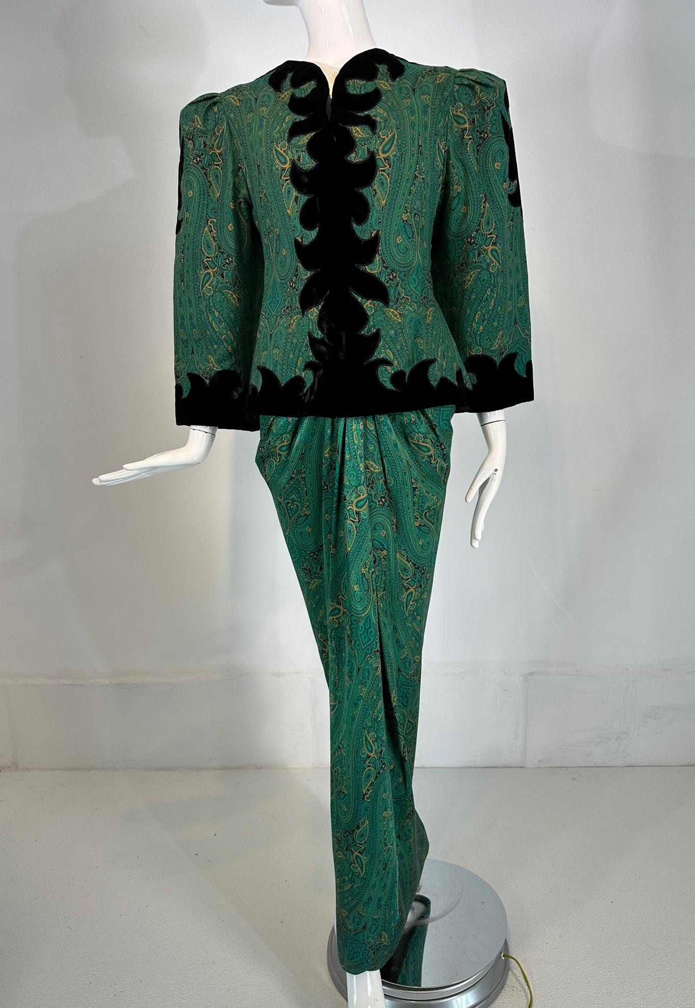 Arnold Scaasi Couture, hand sewn silk paisley strapless sarong, petal hem gown & matching applique jacket from the 1980s. Gorgeous green & gold with black paisley design silk satin fabric, this gown has a sexy shaped boned bodice with a deep V