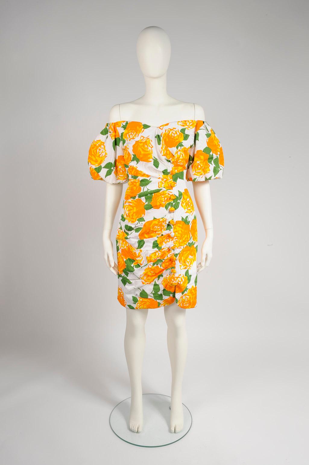 Oversized florals, bold colors and ruched silhouettes have flooded the collections for at least two seasons. So this genuine 80s Arnold Scaasi dress is completely in trend !
Finished with a 
