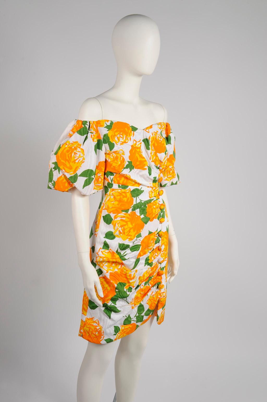 Arnold Scaasi - Robe de cocktail à épaules dénudées et froncée à imprimé floral Pour femmes en vente