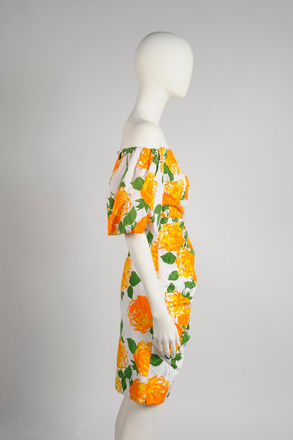 Arnold Scaasi - Robe de cocktail à épaules dénudées et froncée à imprimé floral en vente 2
