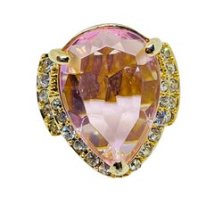 Anello da cocktail in vetro rosa placcato oro firmato Arnold Scaasi