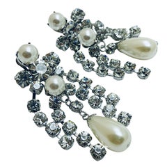 Arnold Scaasi, orecchini a clip firmati in argento con perle e cristalli, firmati dalla passerella