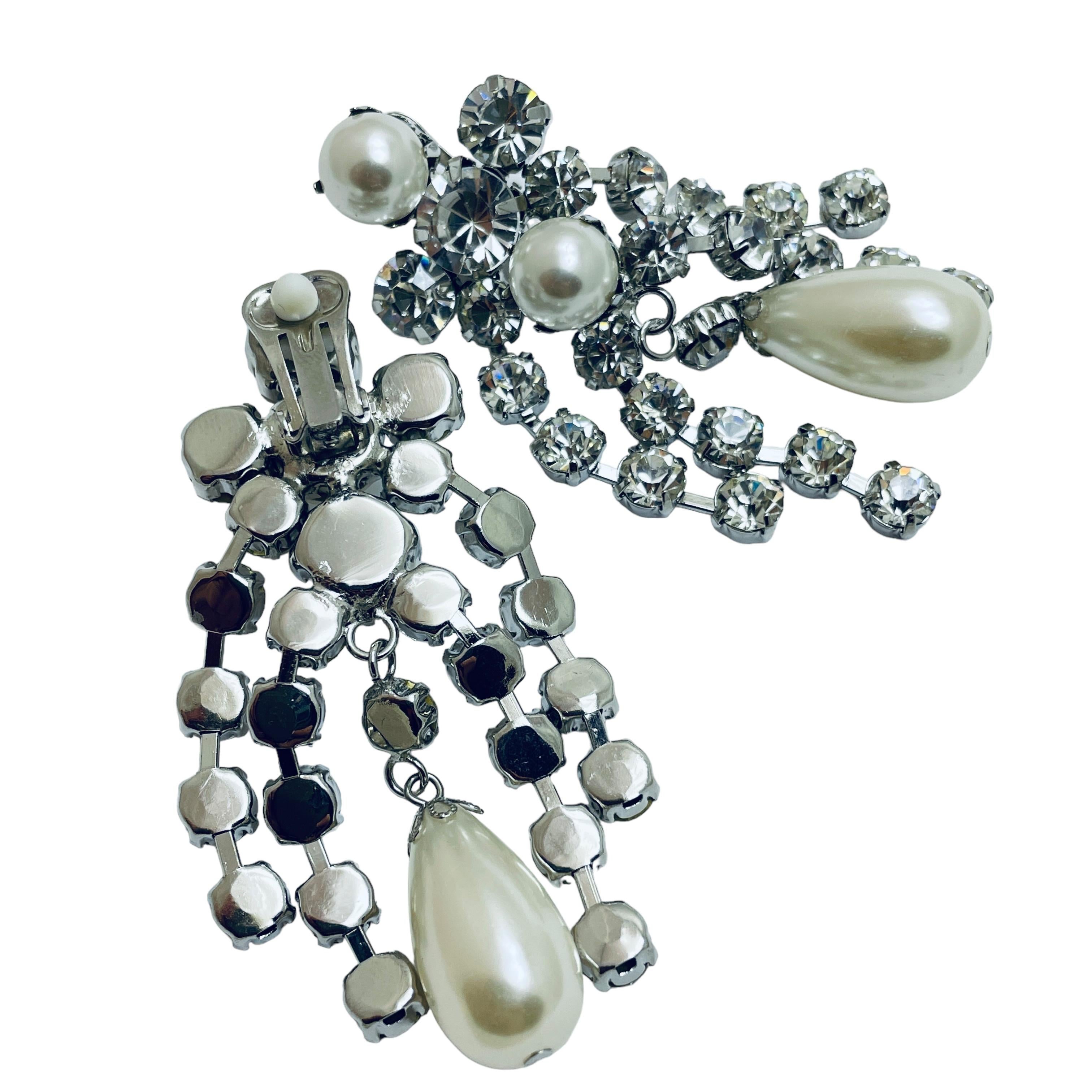 Arnold Scaasi, orecchini a clip firmati in argento con perle e cristalli, firmati dalla passerella In condizioni buone in vendita a Palos Hills, IL