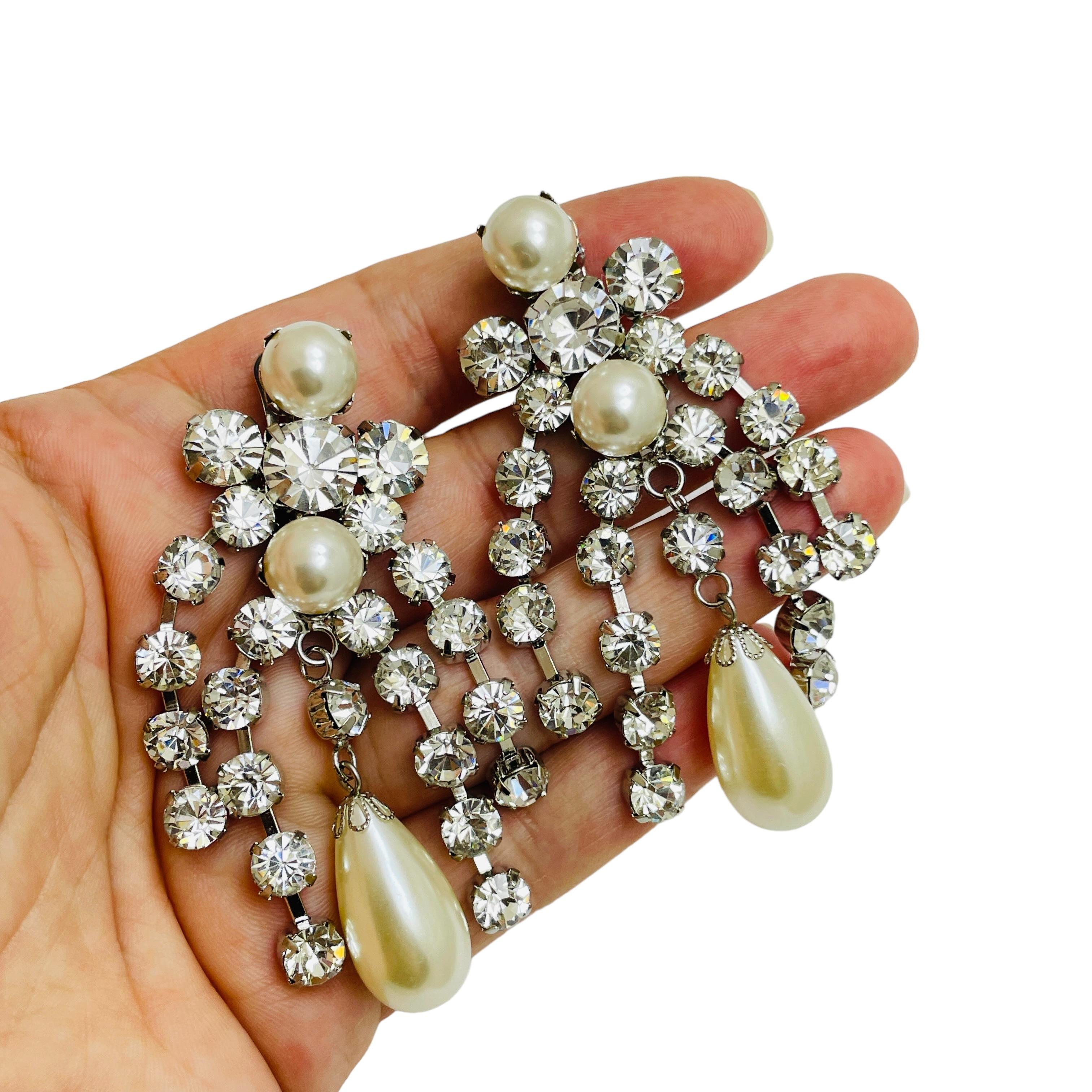 Donna Arnold Scaasi, orecchini a clip firmati in argento con perle e cristalli, firmati dalla passerella in vendita